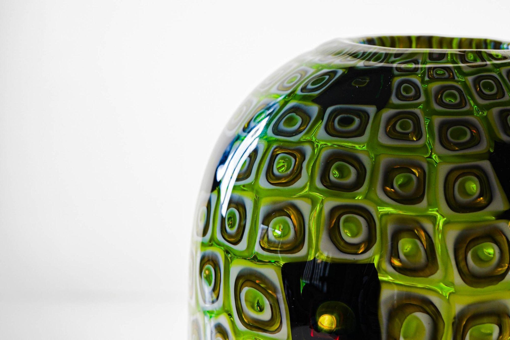Splendido vaso di Murrine. Forma ovale con una bella combinazione di murrine quadrate.
Le Murrine sono di due tipi. Una copre l'intero sfondo ed è composta da una doppia sequenza di verde, lattimo e ambra. I principali grandi, in posizione casuale,