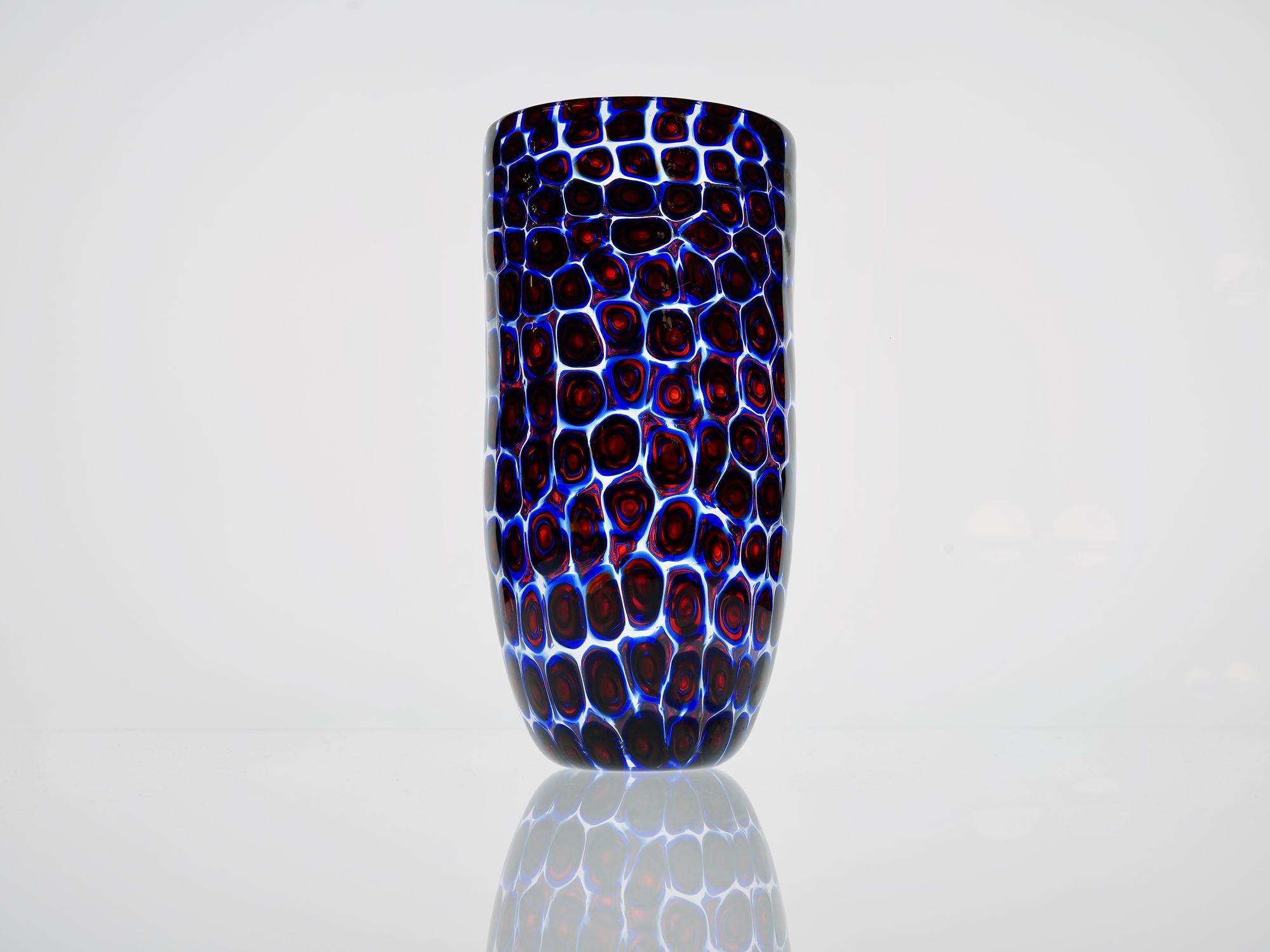 Vaso unico in vetro di Murano con mosaico galleggiante di Murano in blu e rosso in vendita 4