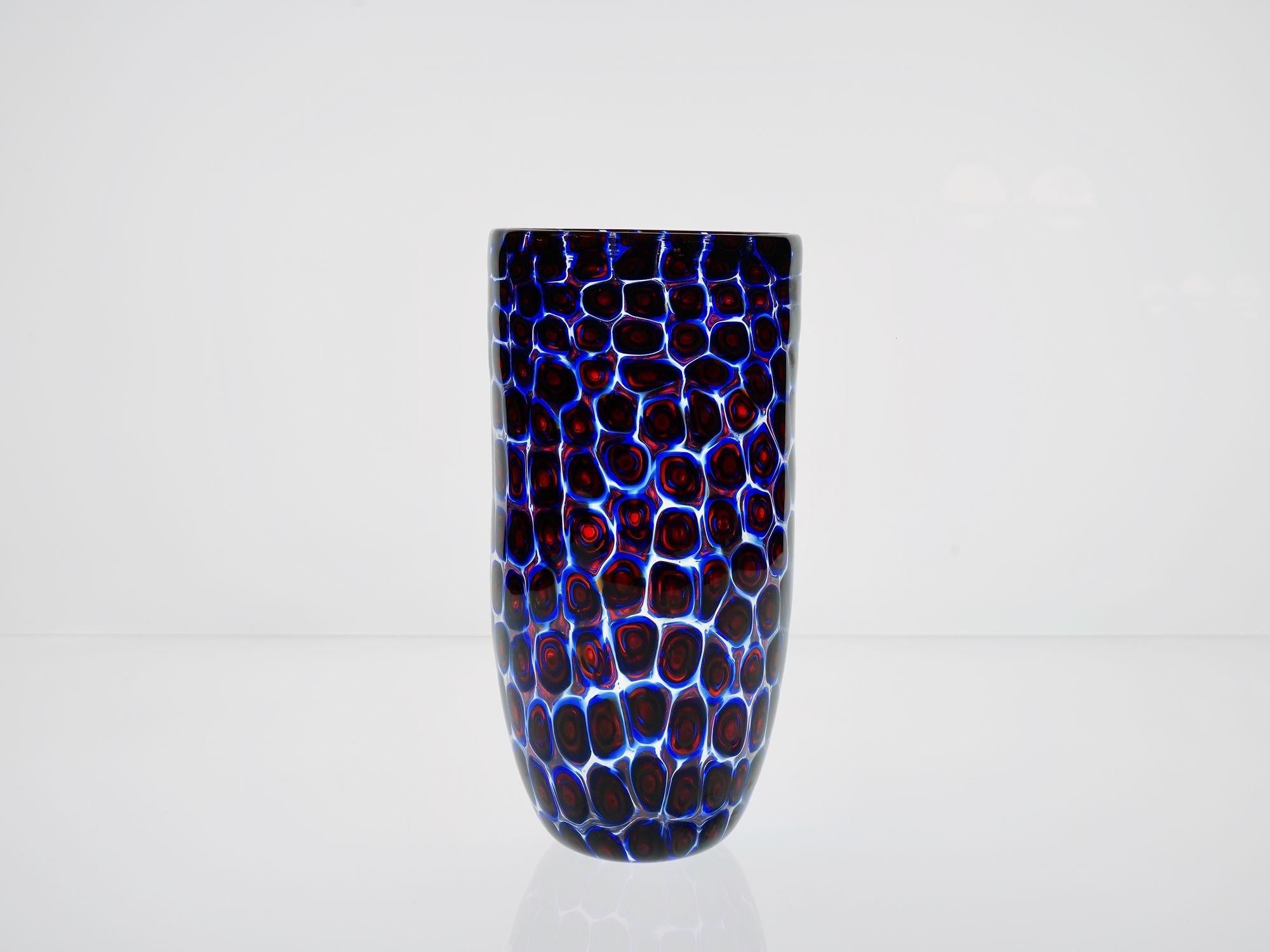Vaso unico in vetro di Murano con mosaico galleggiante di Murano in blu e rosso in vendita 6