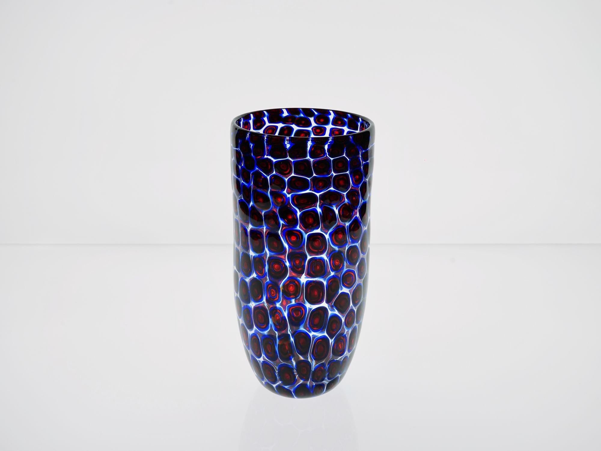 Vaso unico in vetro di Murano con mosaico galleggiante di Murano in blu e rosso in vendita 8