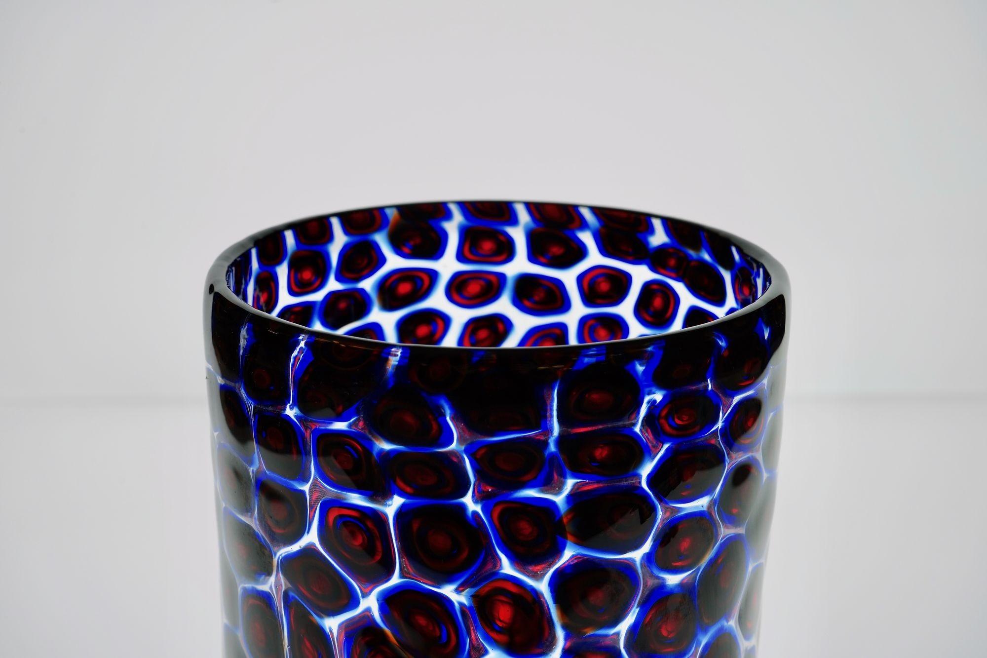Vaso unico in vetro di Murano con mosaico galleggiante di Murano in blu e rosso in vendita 9