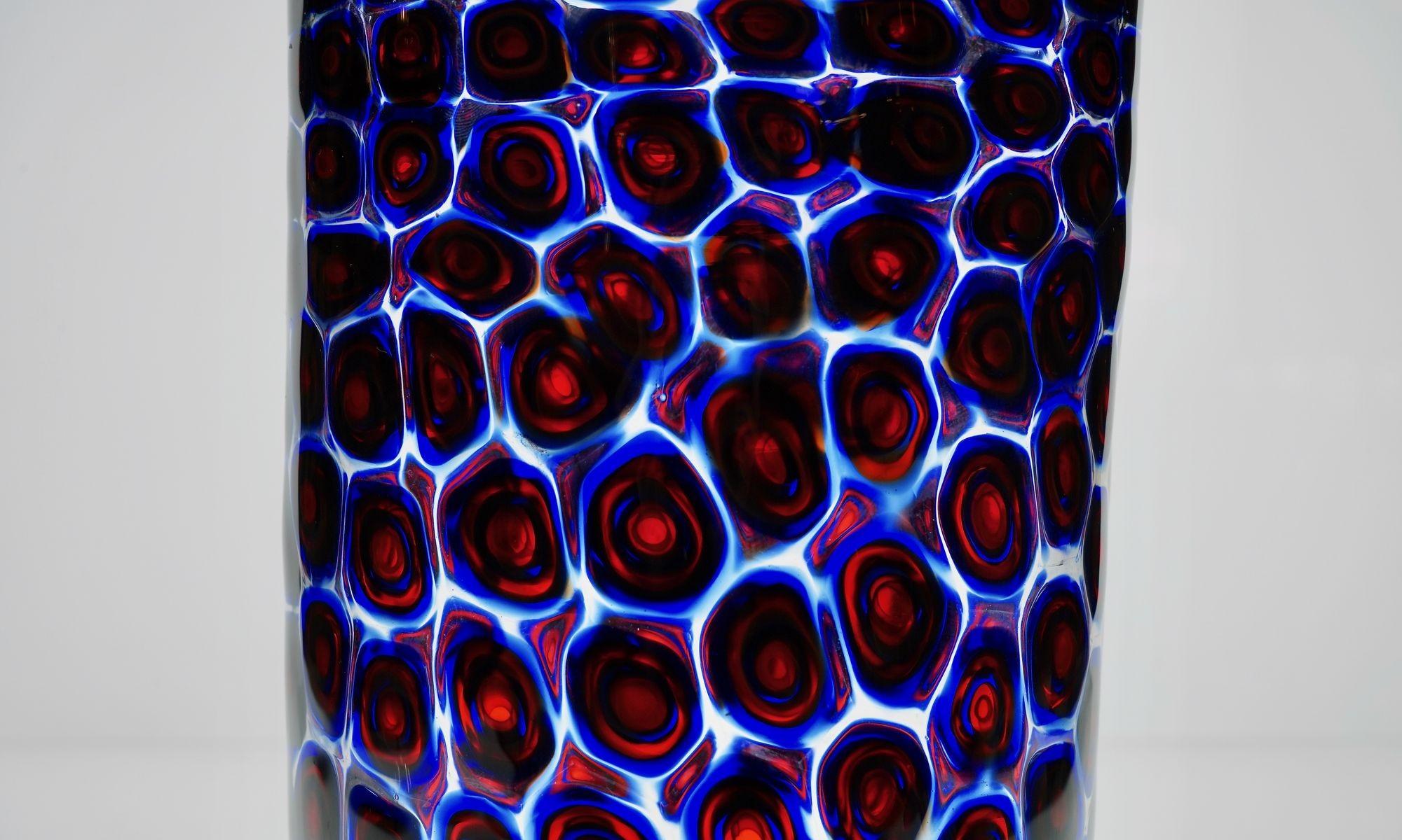 Vaso unico in vetro di Murano con mosaico galleggiante di Murano in blu e rosso in vendita 11