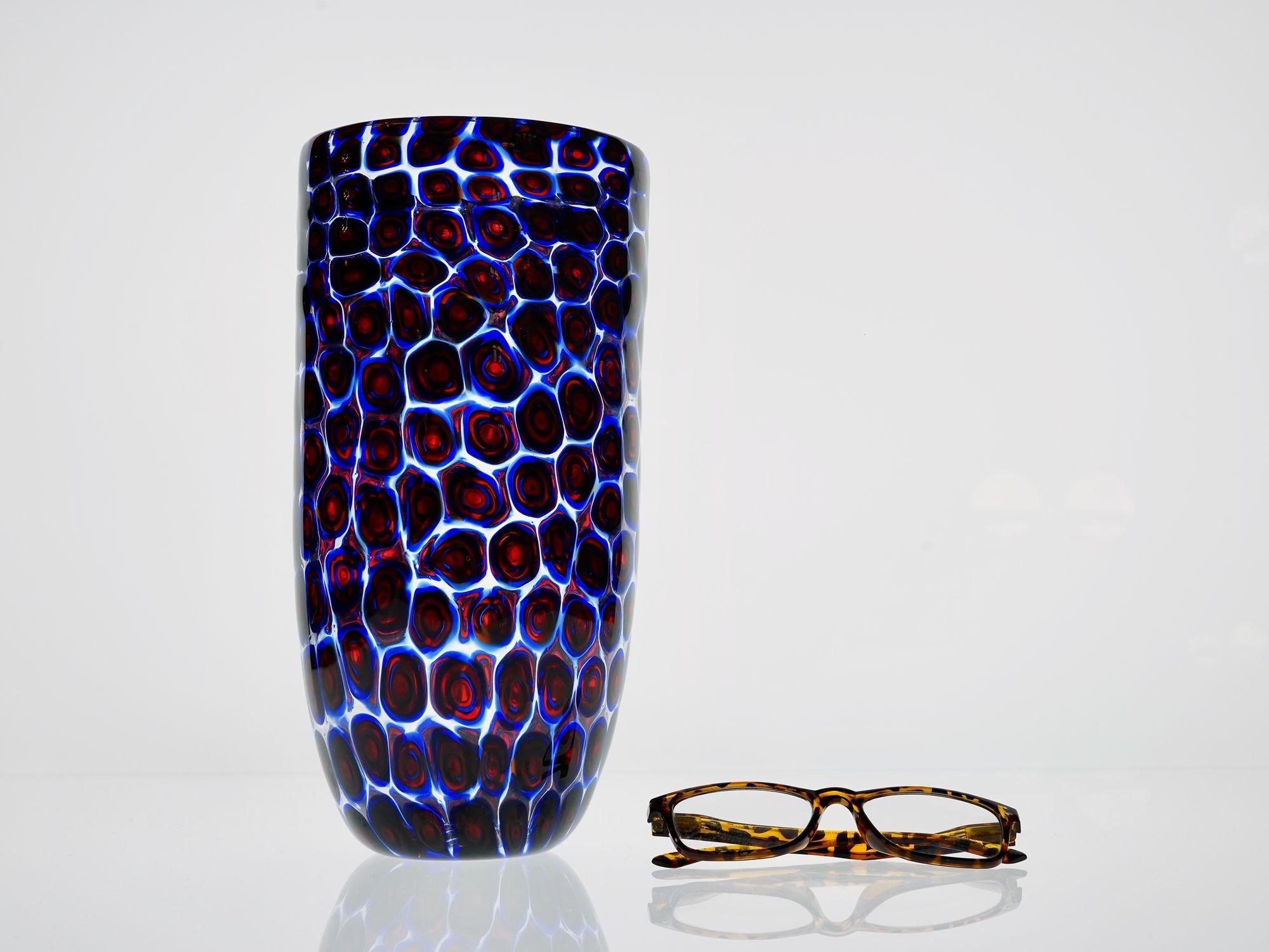Vaso unico in vetro di Murano con mosaico galleggiante di Murano in blu e rosso in vendita 13