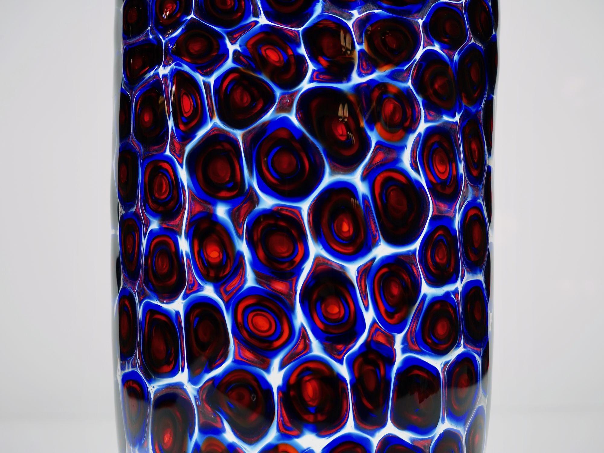 Splendido vaso con murrine circolari fatte a mano di colore blu e rosso. La Murriina è realizzata con involucri trasparenti, cobalto, rossi, cobalto e rossi.
L'effetto straordinario è che l'involucro esterno di colore chiaro mantiene la Murrina
