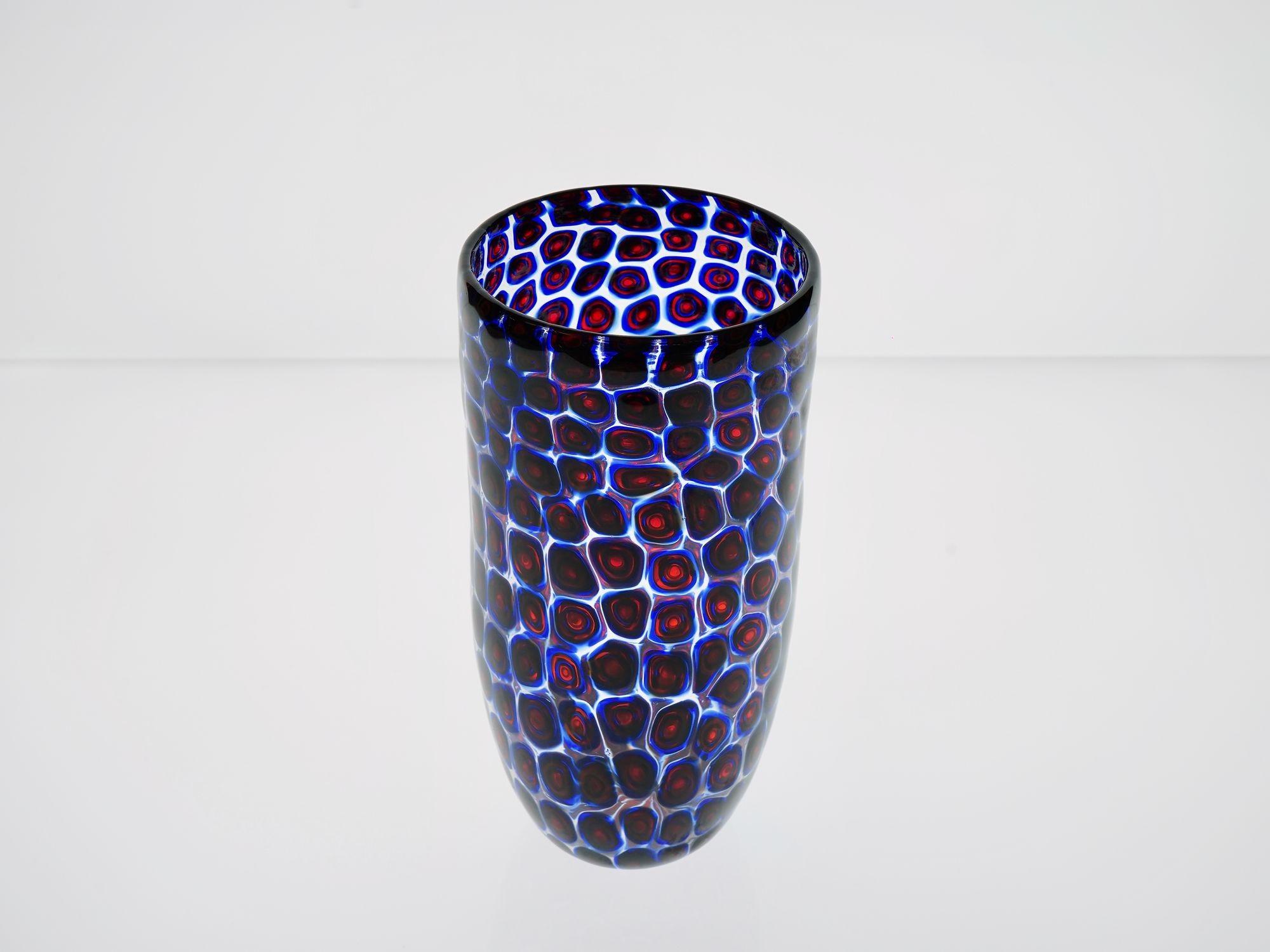 Italiano Vaso unico in vetro di Murano con mosaico galleggiante di Murano in blu e rosso in vendita