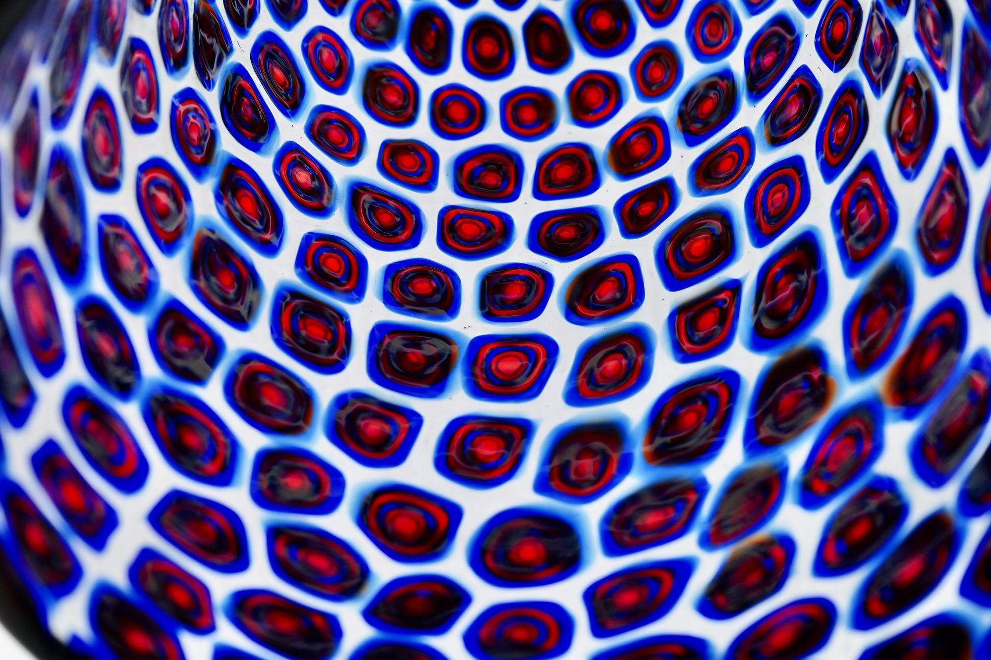 Vaso unico in vetro di Murano con mosaico galleggiante di Murano in blu e rosso In condizioni buone in vendita a Tavarnelle val di Pesa, Florence