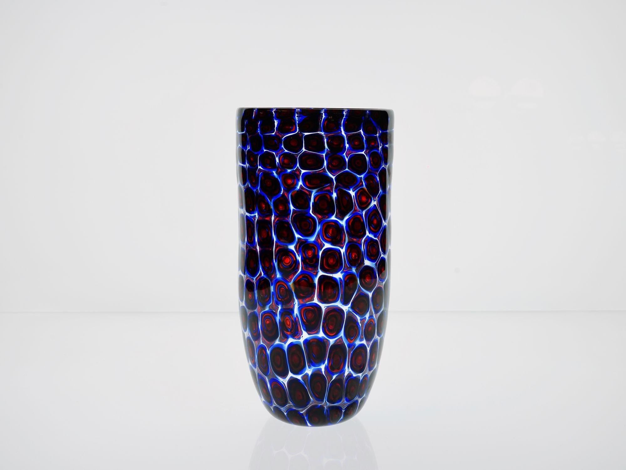 Metà XX secolo Vaso unico in vetro di Murano con mosaico galleggiante di Murano in blu e rosso in vendita