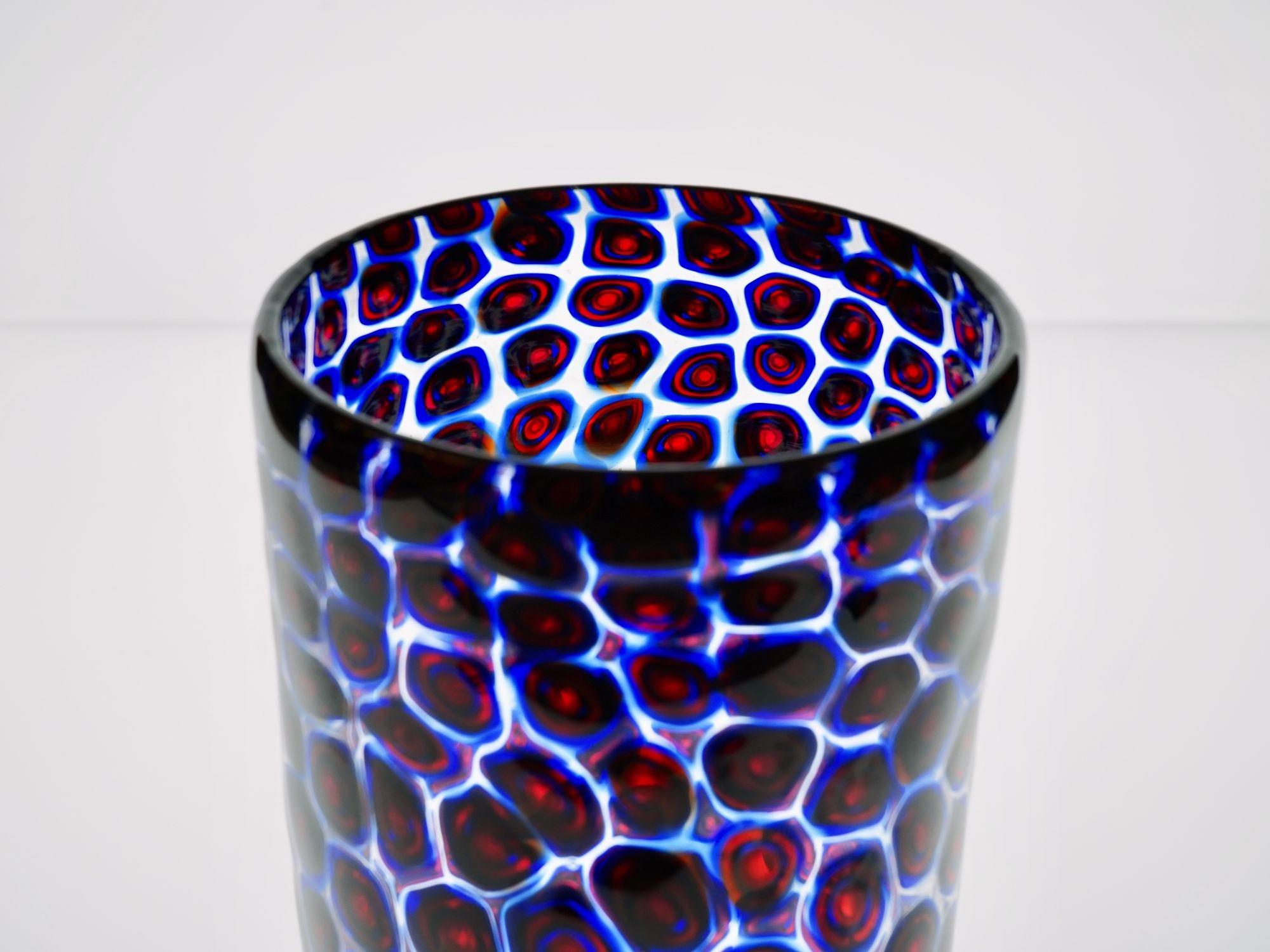 Vetro di Murano Vaso unico in vetro di Murano con mosaico galleggiante di Murano in blu e rosso in vendita