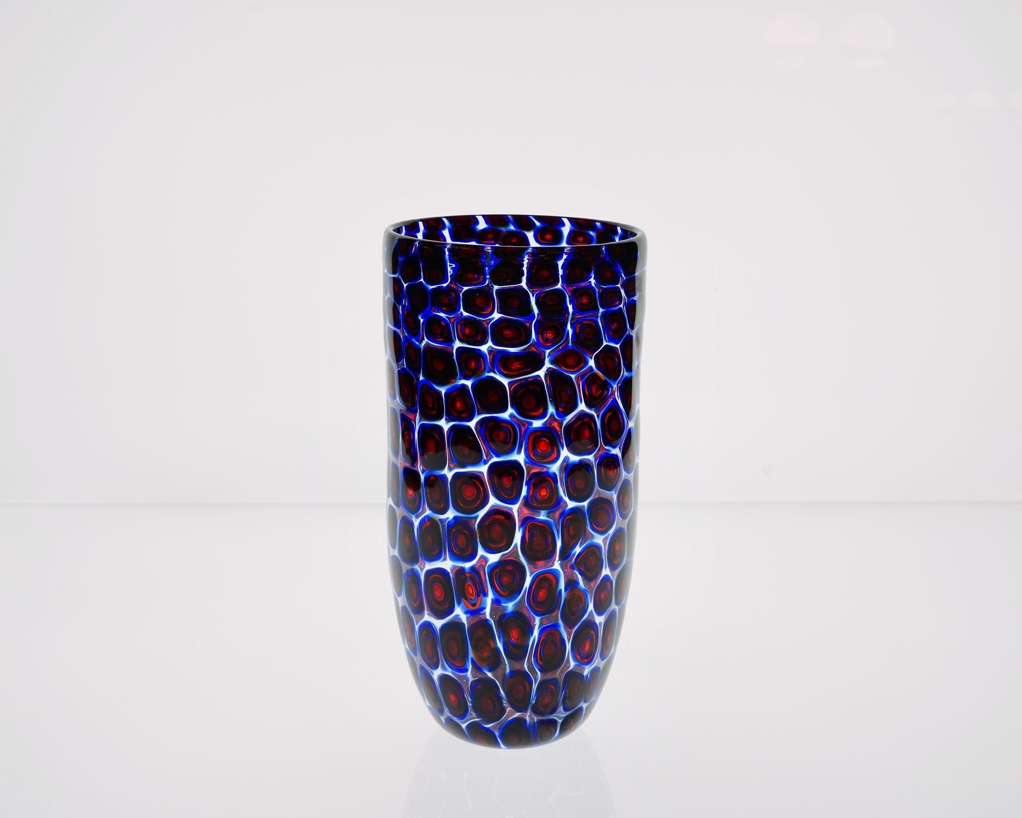 Vaso unico in vetro di Murano con mosaico galleggiante di Murano in blu e rosso in vendita 1