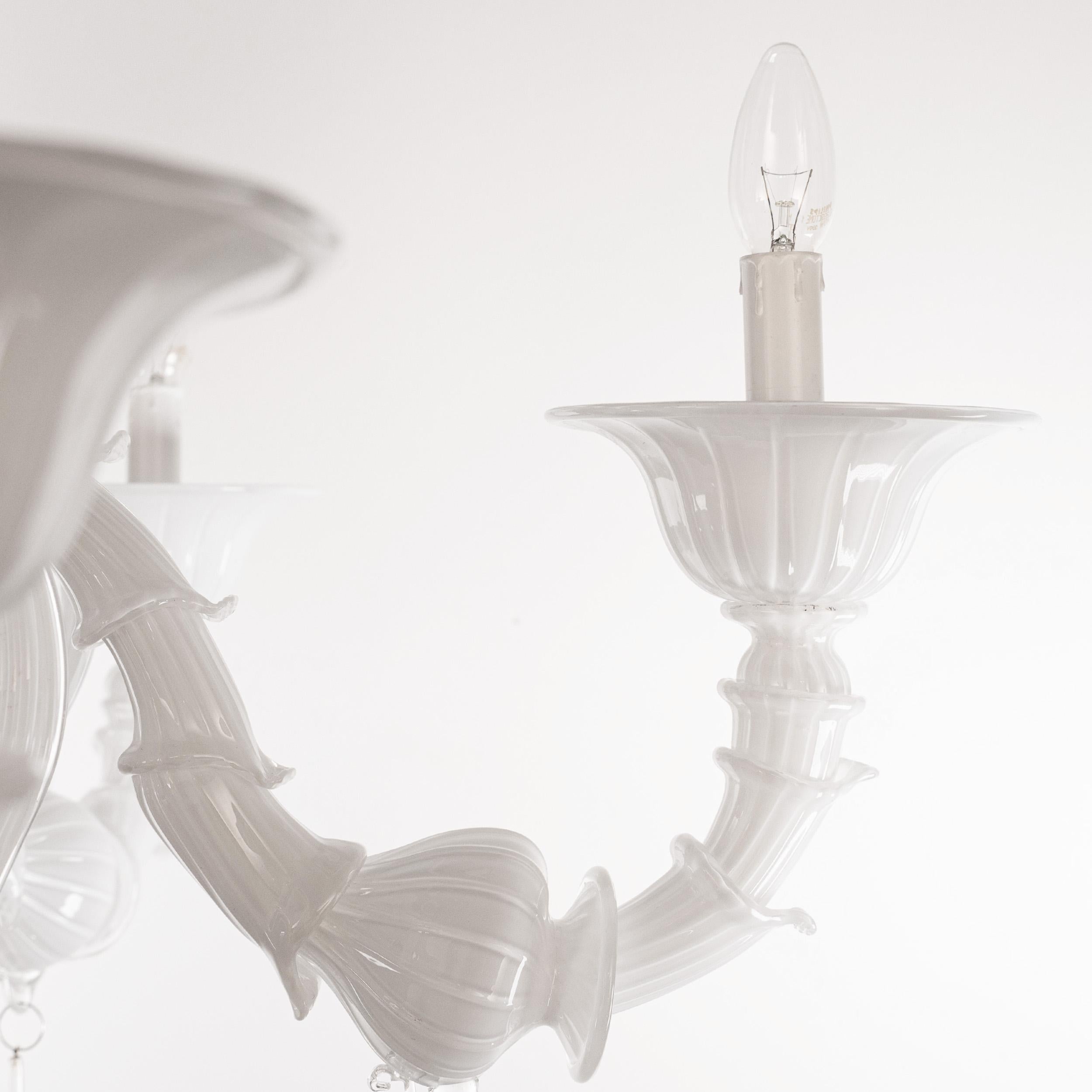 20ième siècle Lustre unique en verre blanc de Murano 6 lumières, Vintage Made in Italy en stock en vente