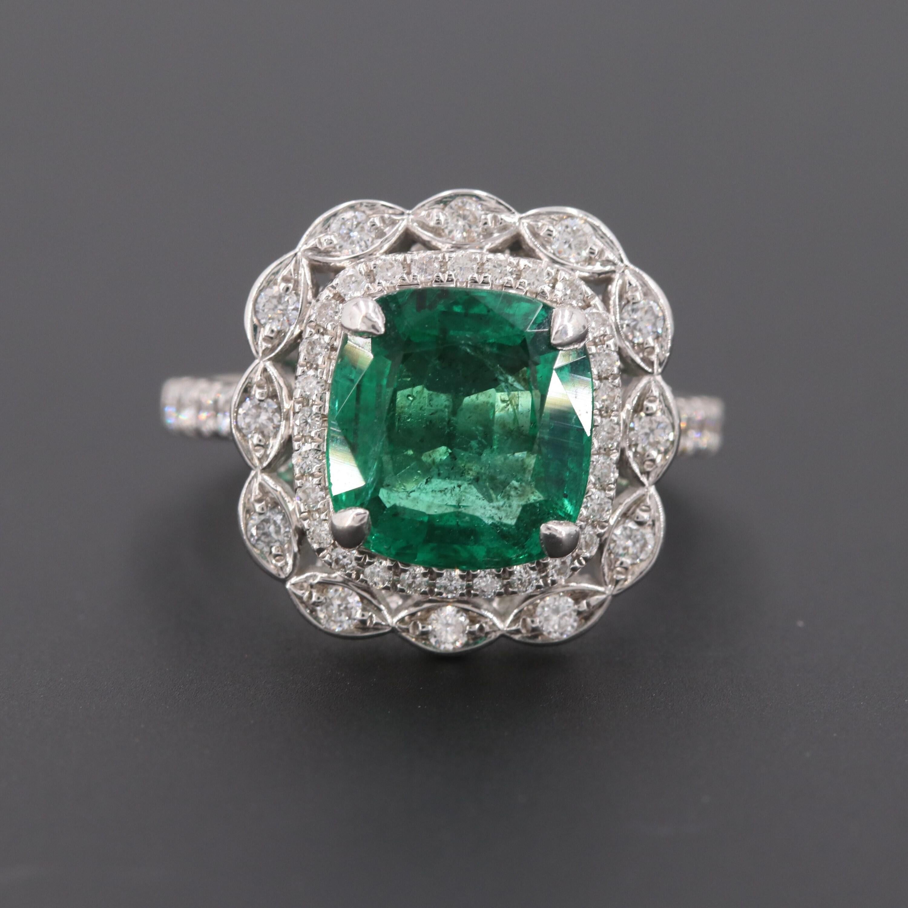 Im Angebot: 2,52 Karat Halo Natürlicher Smaragd-Diamant-Verlobungsring aus 18 Karat Gold () 2
