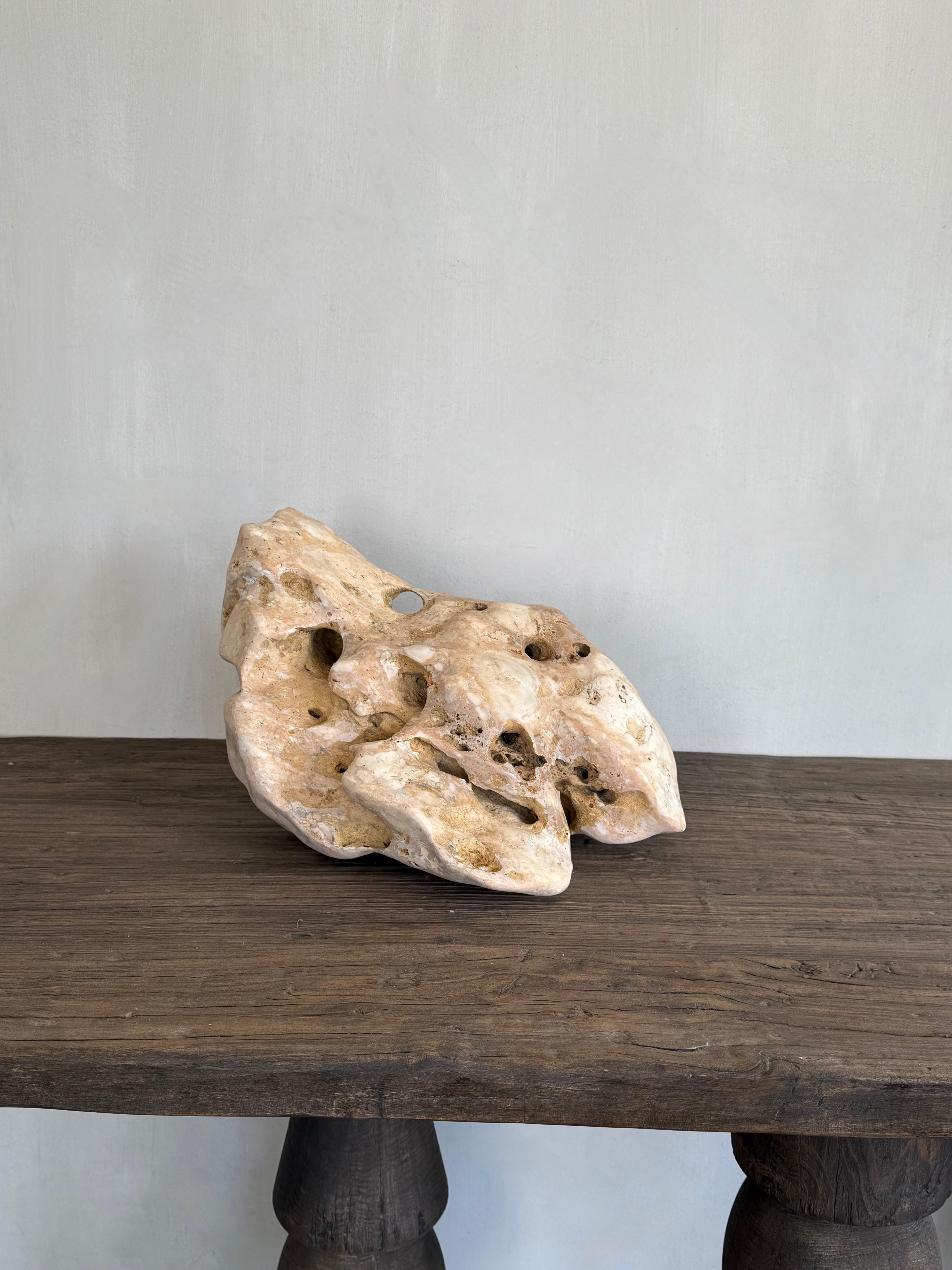 Une grande sculpture unique, créée à partir de l'eau. 
Originaire de Malte.
Douceur veloutée au toucher.
L'éclat naturel crée une belle sensation de wabi-sabi, un sens de l'imperfection.
Magnifiquement complexe et pourtant simple, il s'intègre
