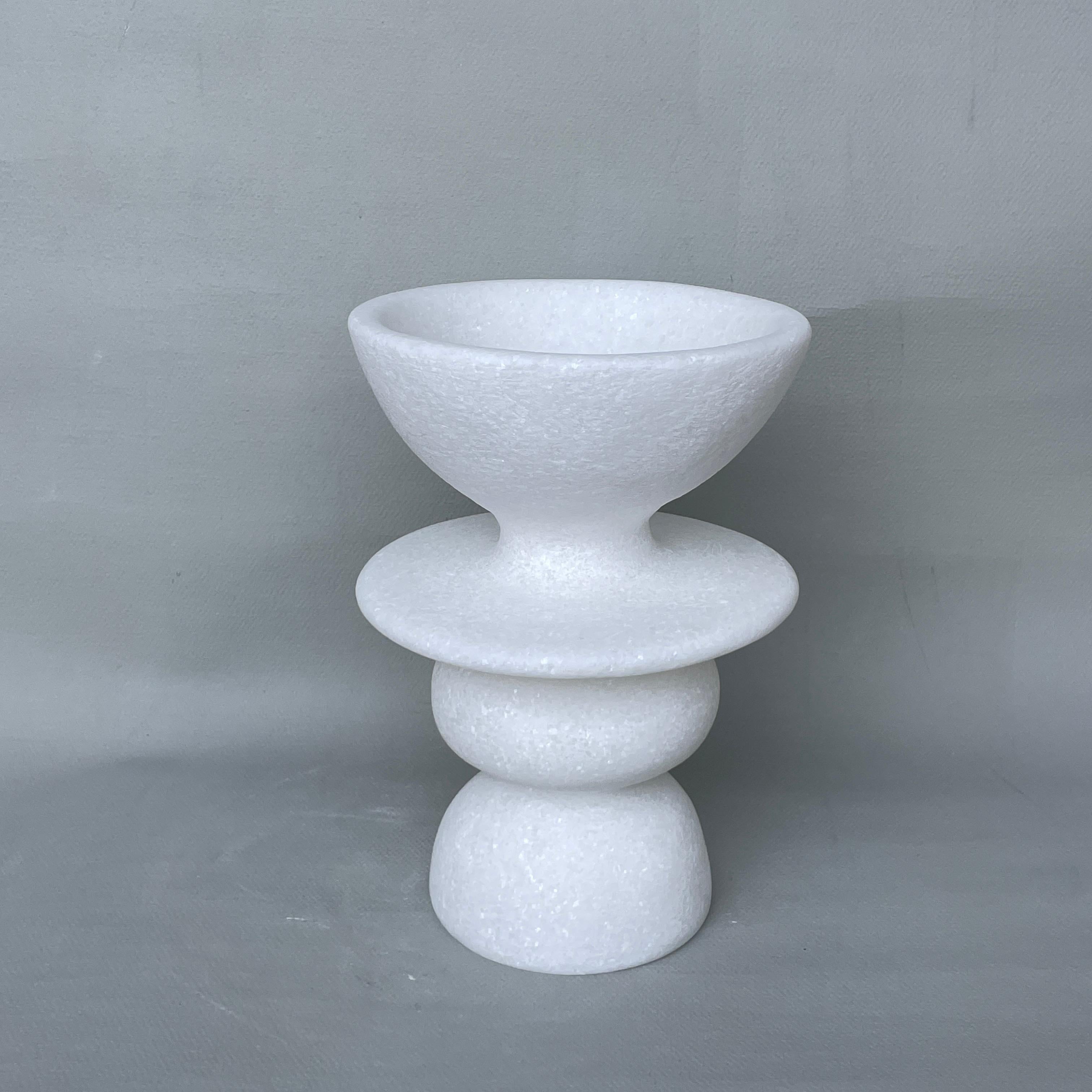 Vaso unico in marmo nassiano di Tom von Kaenel
Pezzo unico.
Dimensioni: Ø 15,5 x H. 22 cm.
Materiali: Marmo naxiano.

Le superfici degli oggetti non sono sigillate, non sono protette dagli acidi. Le linee della lavorazione a mano sono visibili