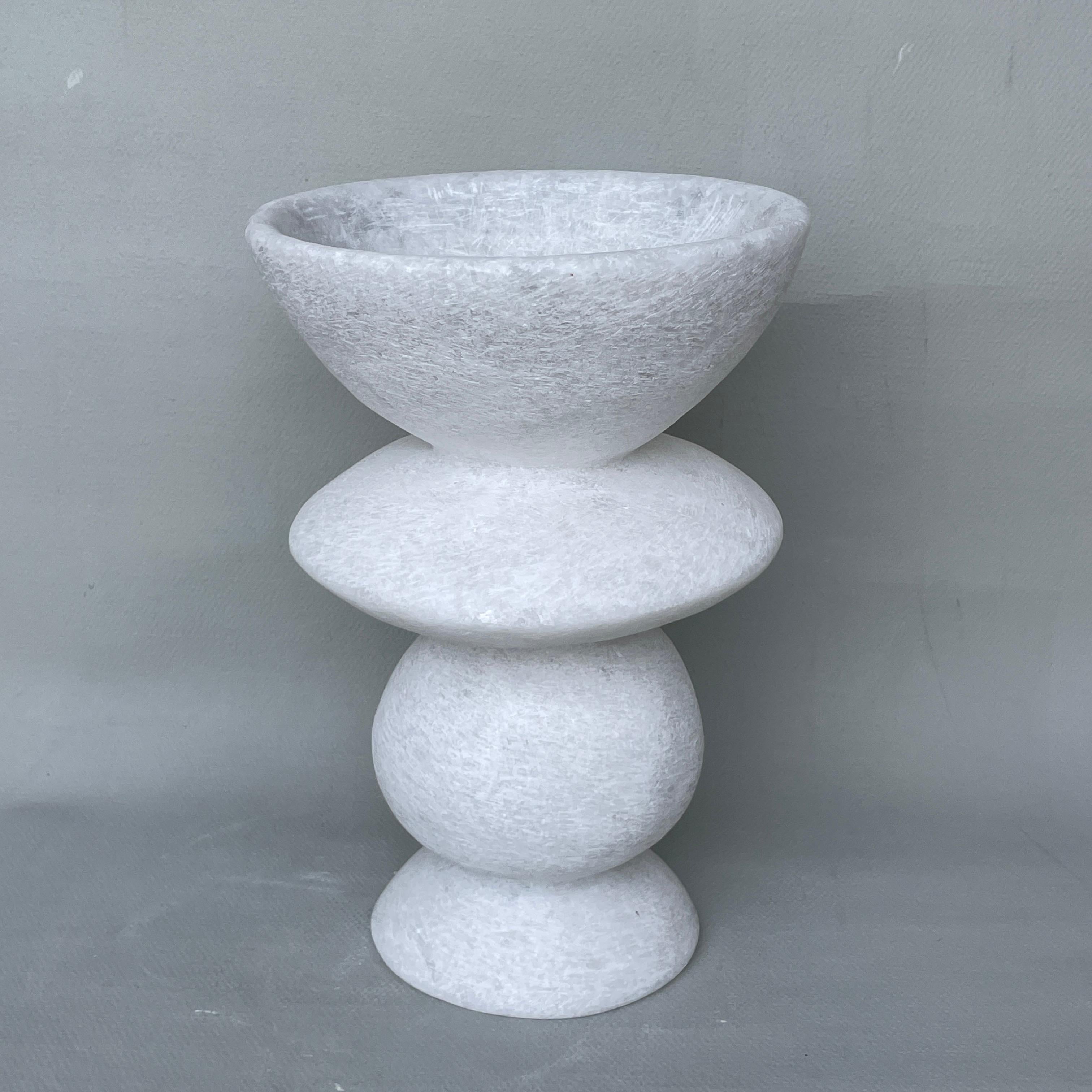 Postmoderne Vase unique en marbre Naxian de Tom Von Kaenel en vente