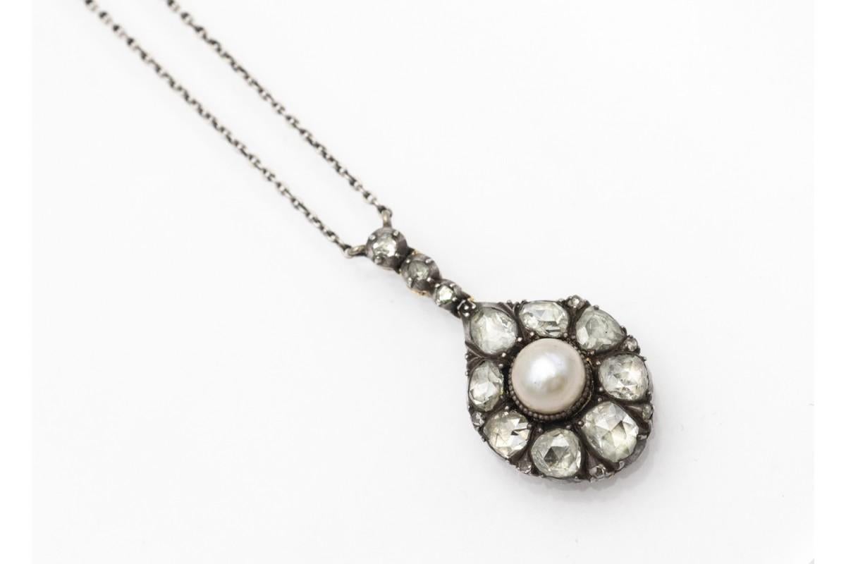 Collier ancien du 19e siècle, en or jaune 14 carats (titre 0,585) et en argent.

Collier orné de diamants taillés en rose d'un poids total d'environ 2,10 ct et d'une perle de culture d'eau salée en serti central.

Origine : Europe occidentale, vers