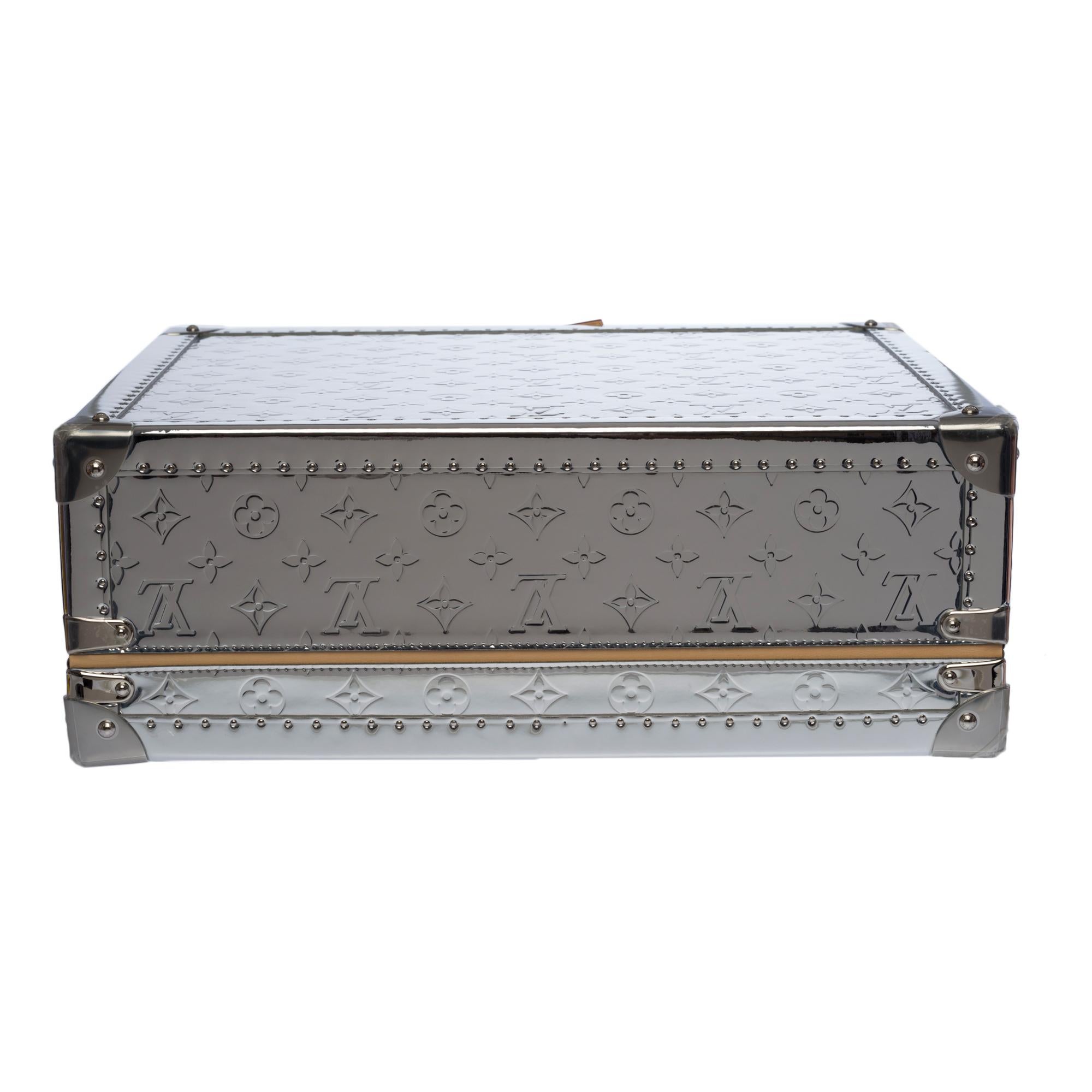 Einzigartige & neu- H/W 2021- Abloh- Louis Vuitton Cotteville 40 Spiegeltruhe in Silber in Silber im Angebot 9