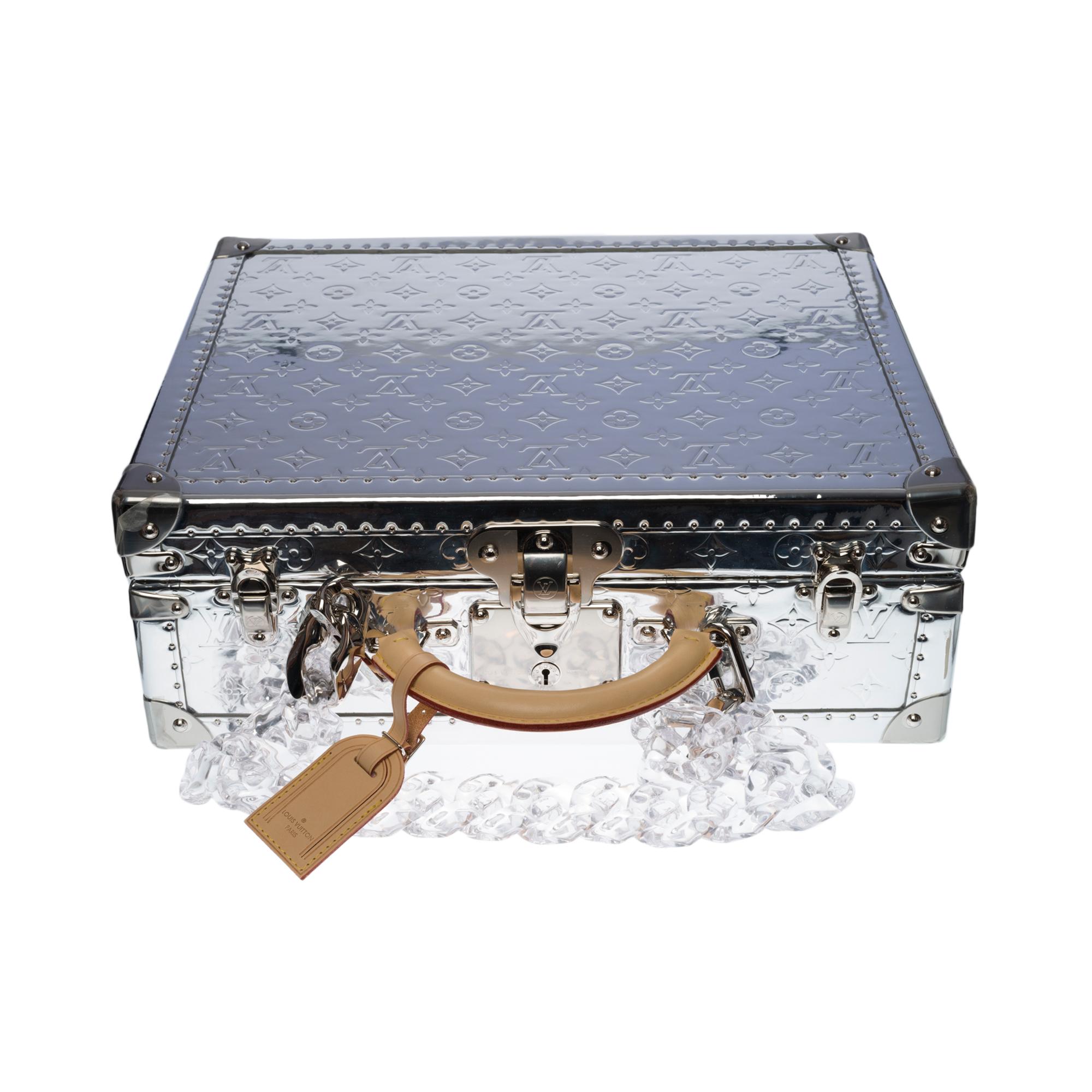 Ultra Rare - Unique Piece- Fashion Shows 2021 - Virgil Abloh

The Cotteville Historical Suitcase has been revisited on the occasion of the 2021 shows by Virgil Abloh in his silver Monogram Mirror dress

Dimensions:
40 x 33 x 15 cm / 15.74 x 12.99 x