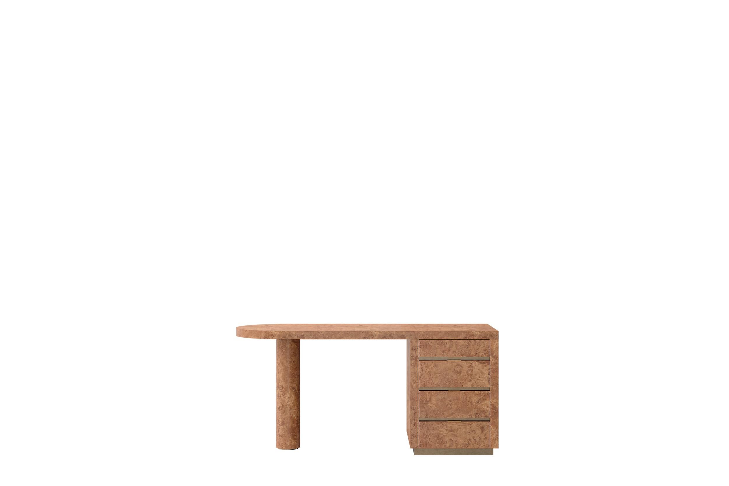 Console da scrivania Norah di Ultramobili, unica nel suo genere
Dimensioni:  L 160 x P 65 x H 75 cm
Materiali: Radica di castagno con divisori e zoccolo in metallo. 

Scrivania Norah in radica di castagno con divisori e zoccolo in metallo. La