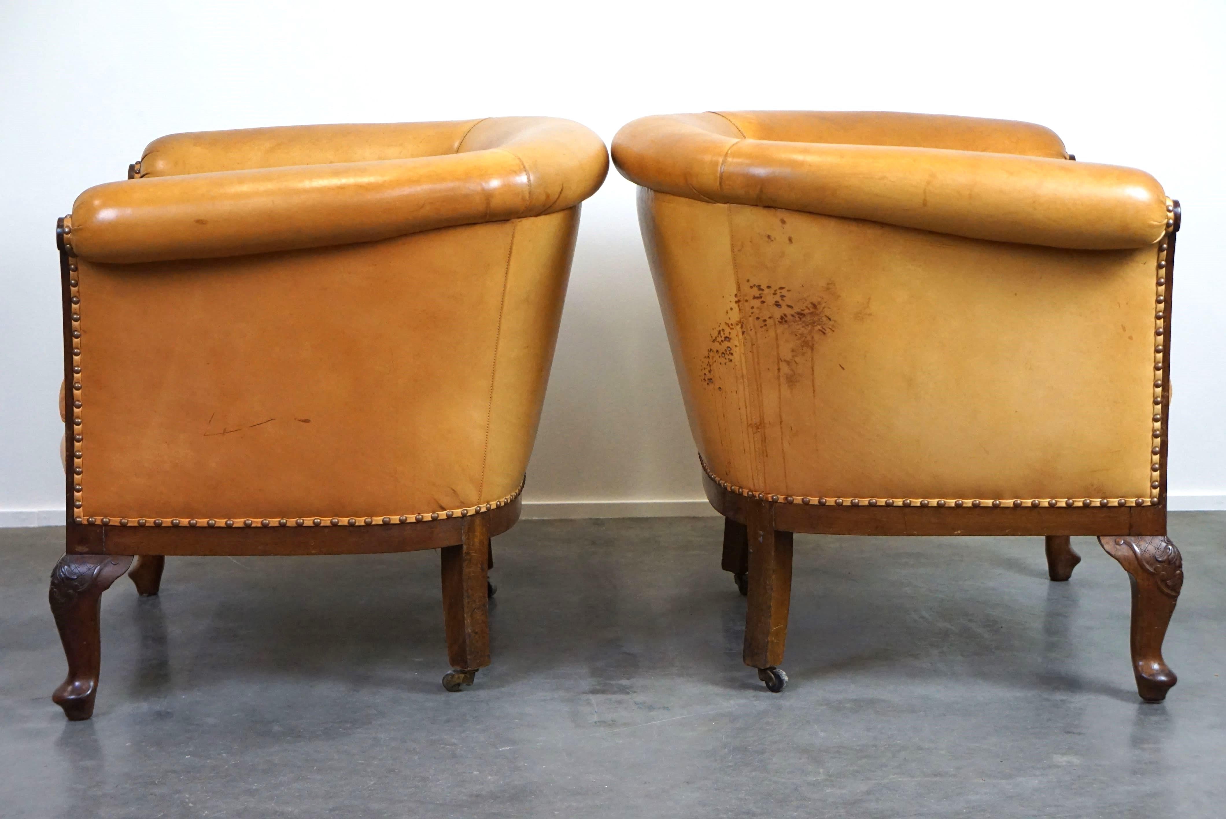 Ensemble ancien unique de 2 fauteuils club et d'un canapé en cuir couleur cognac en vente 4