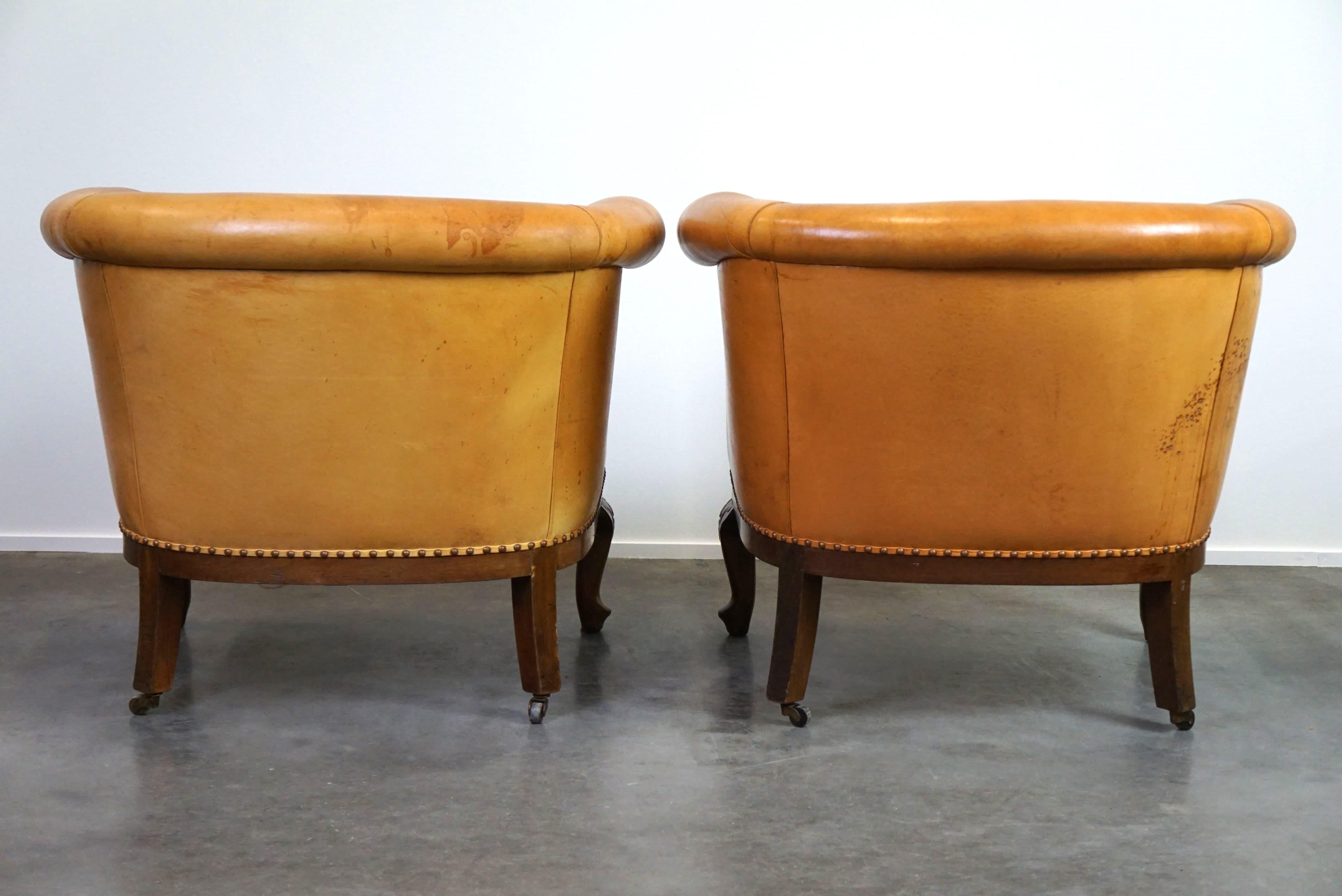 Ensemble ancien unique de 2 fauteuils club et d'un canapé en cuir couleur cognac en vente 5