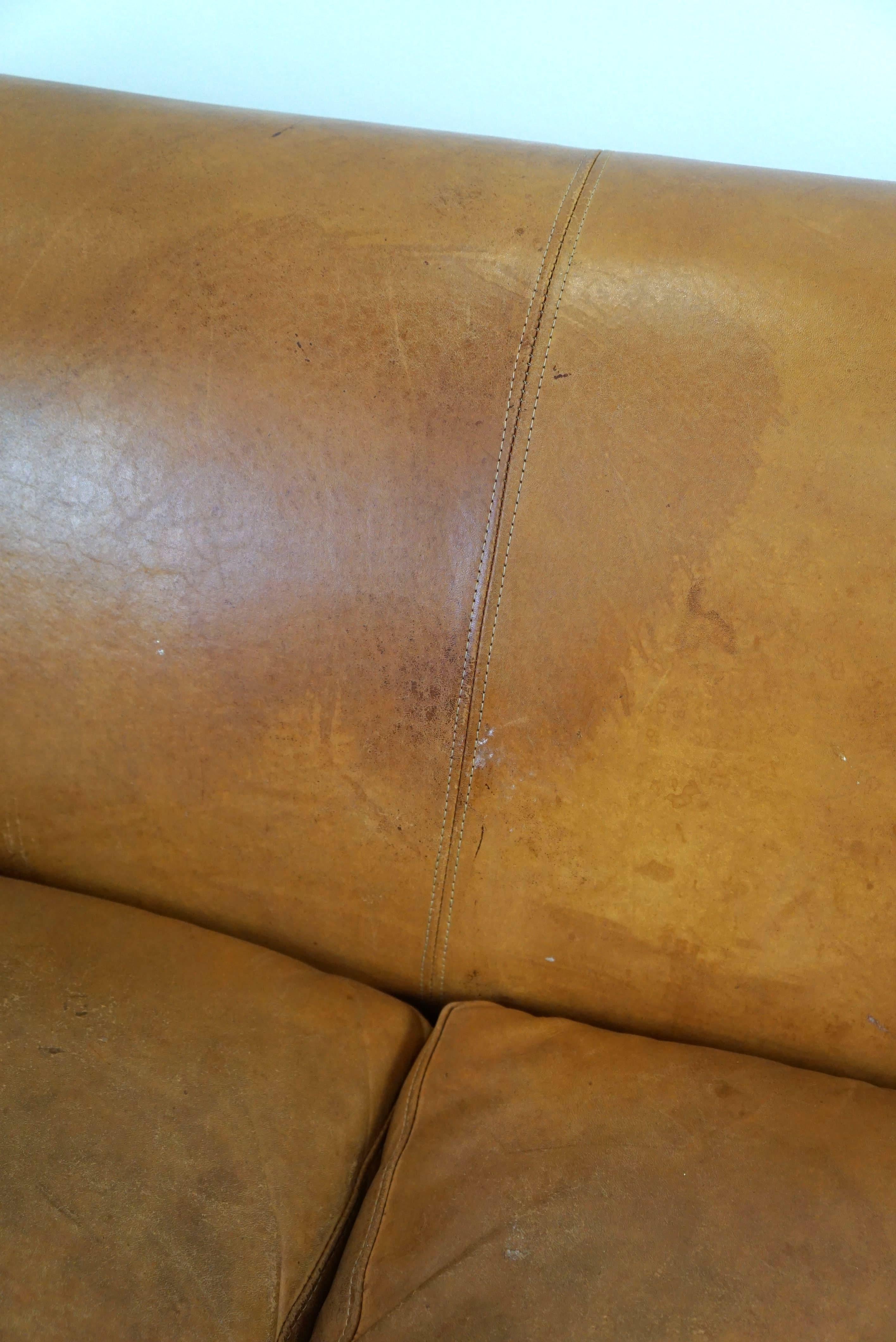 Ensemble ancien unique de 2 fauteuils club et d'un canapé en cuir couleur cognac en vente 6