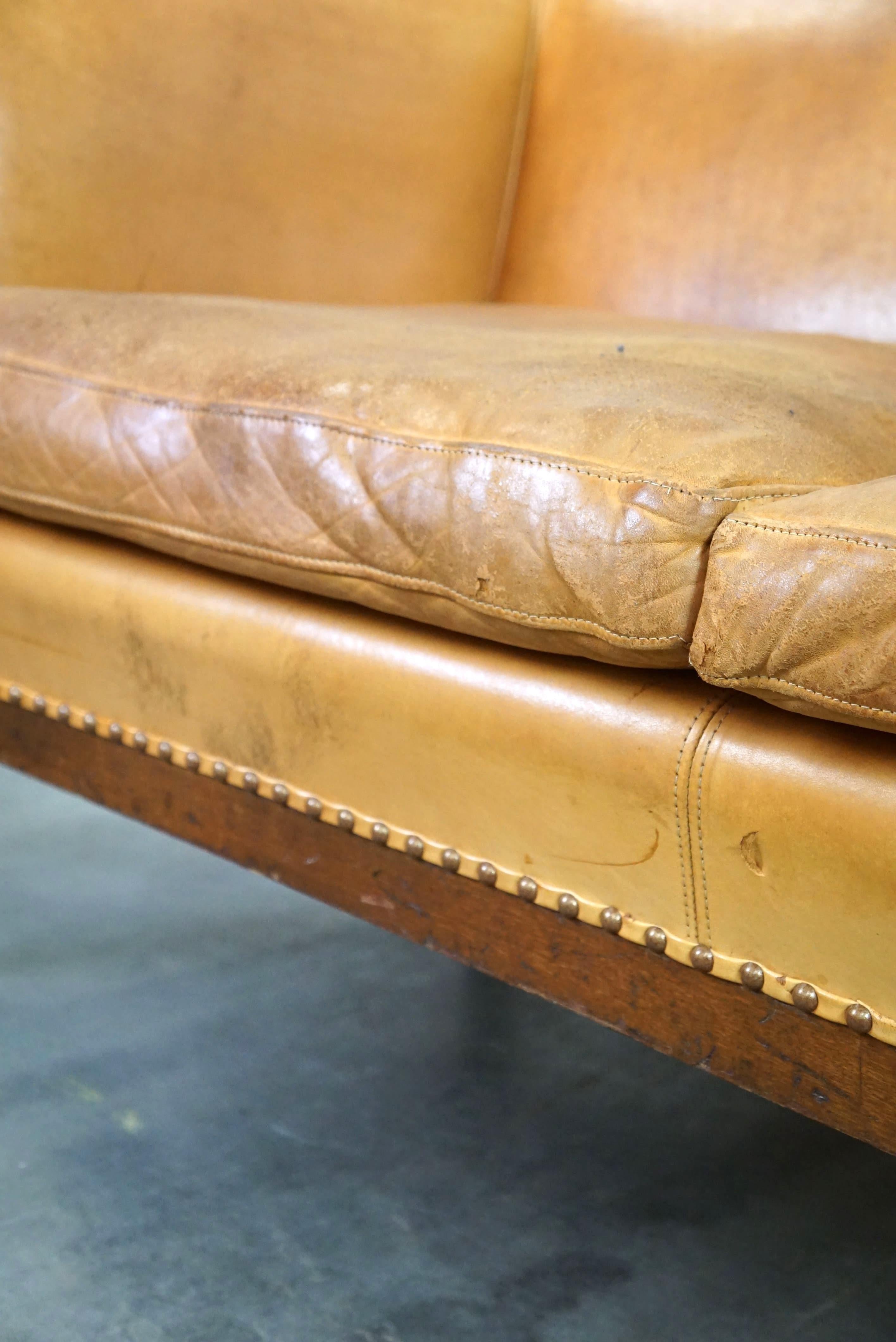 Ensemble ancien unique de 2 fauteuils club et d'un canapé en cuir couleur cognac en vente 8