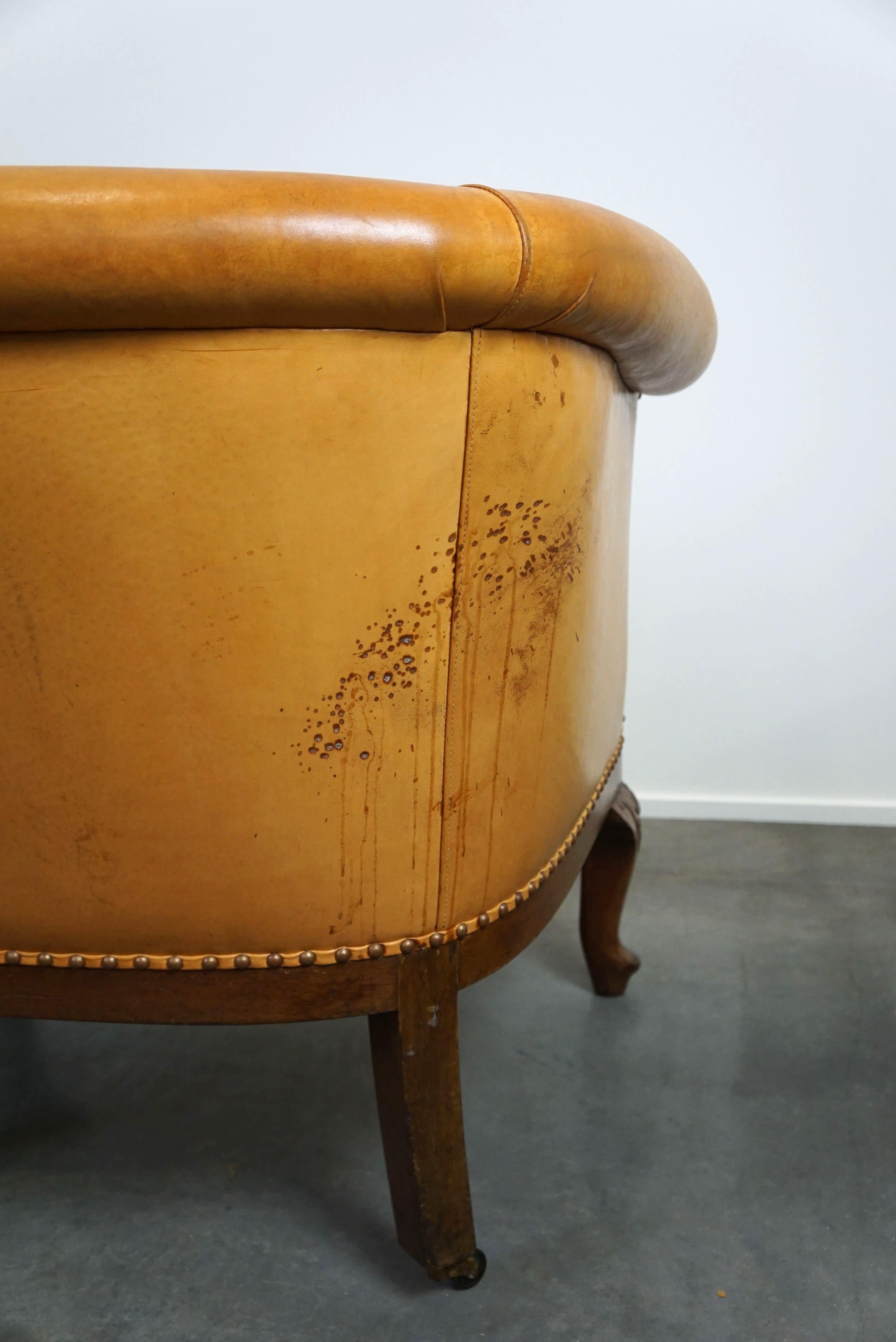 Ensemble ancien unique de 2 fauteuils club et d'un canapé en cuir couleur cognac en vente 11
