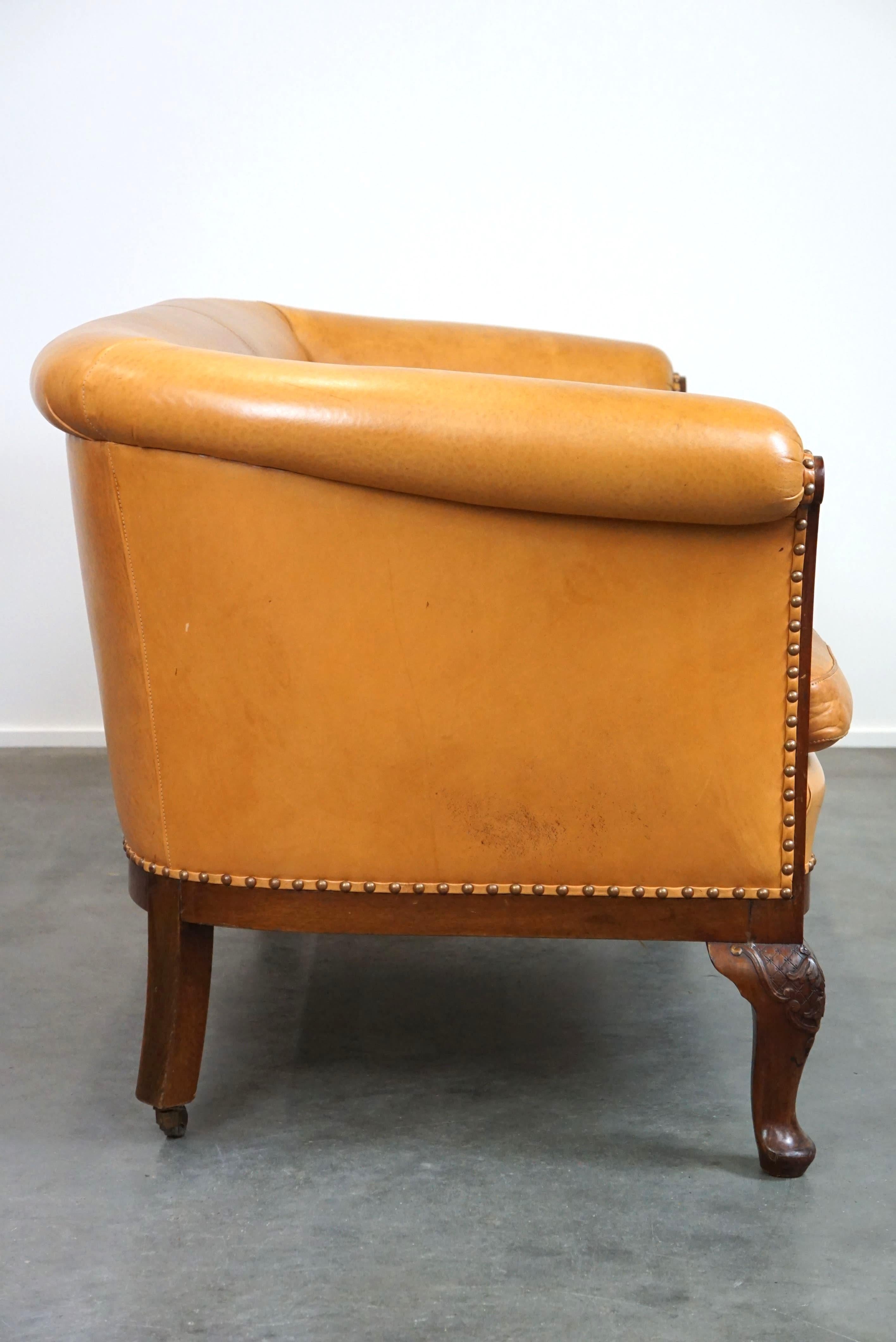 Fait main Ensemble ancien unique de 2 fauteuils club et d'un canapé en cuir couleur cognac en vente