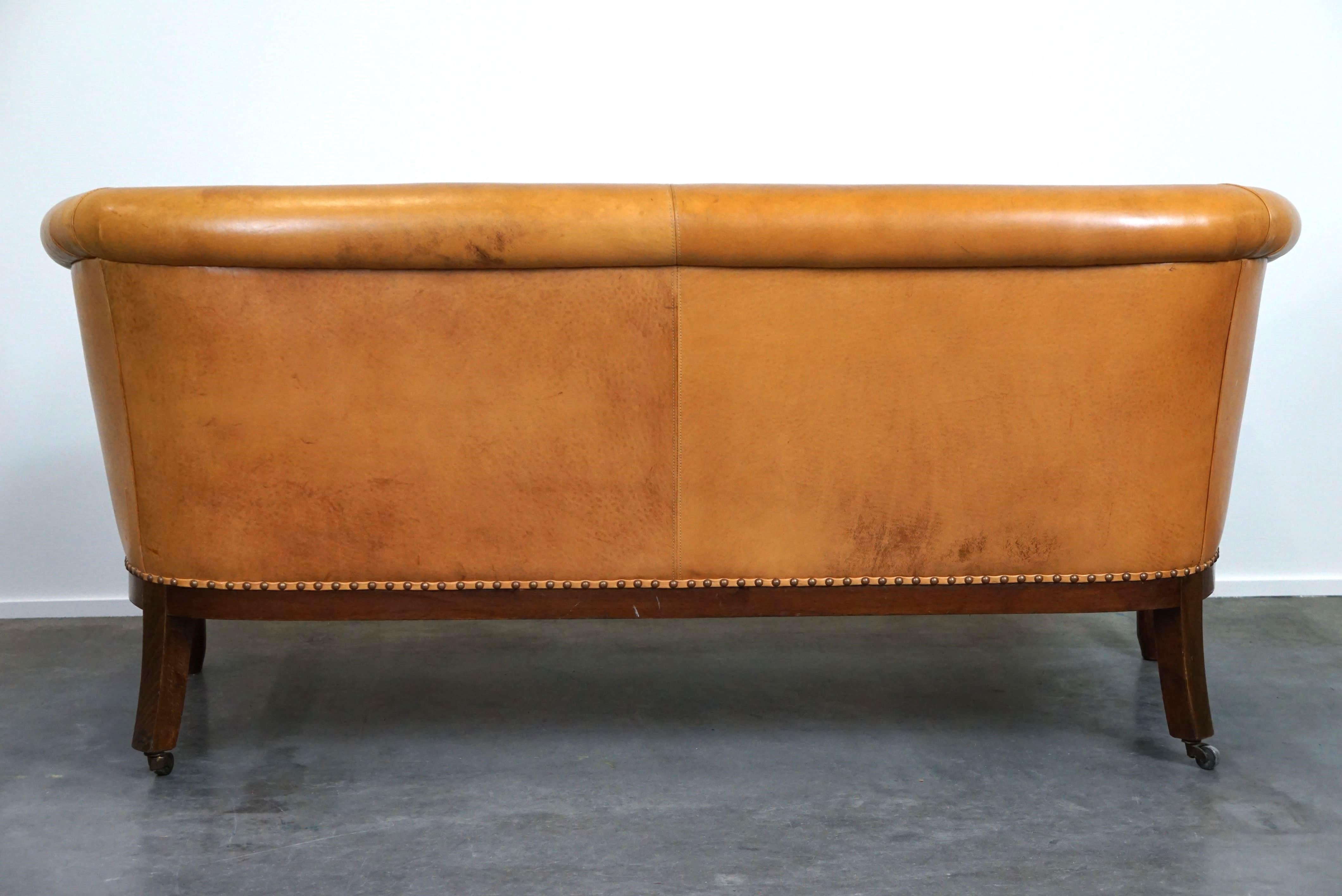 Ensemble ancien unique de 2 fauteuils club et d'un canapé en cuir couleur cognac État moyen - En vente à Harderwijk, NL