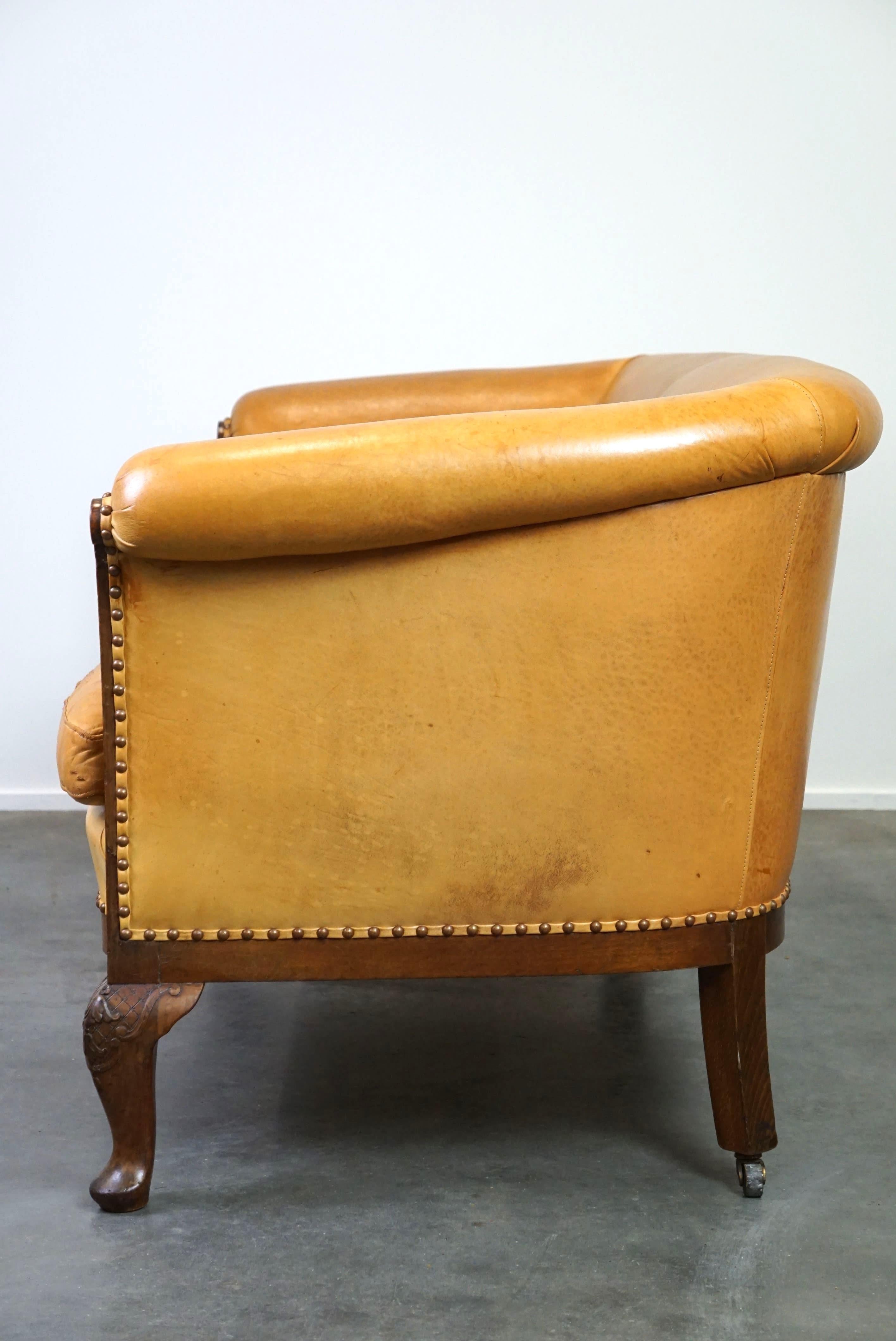 20ième siècle Ensemble ancien unique de 2 fauteuils club et d'un canapé en cuir couleur cognac en vente