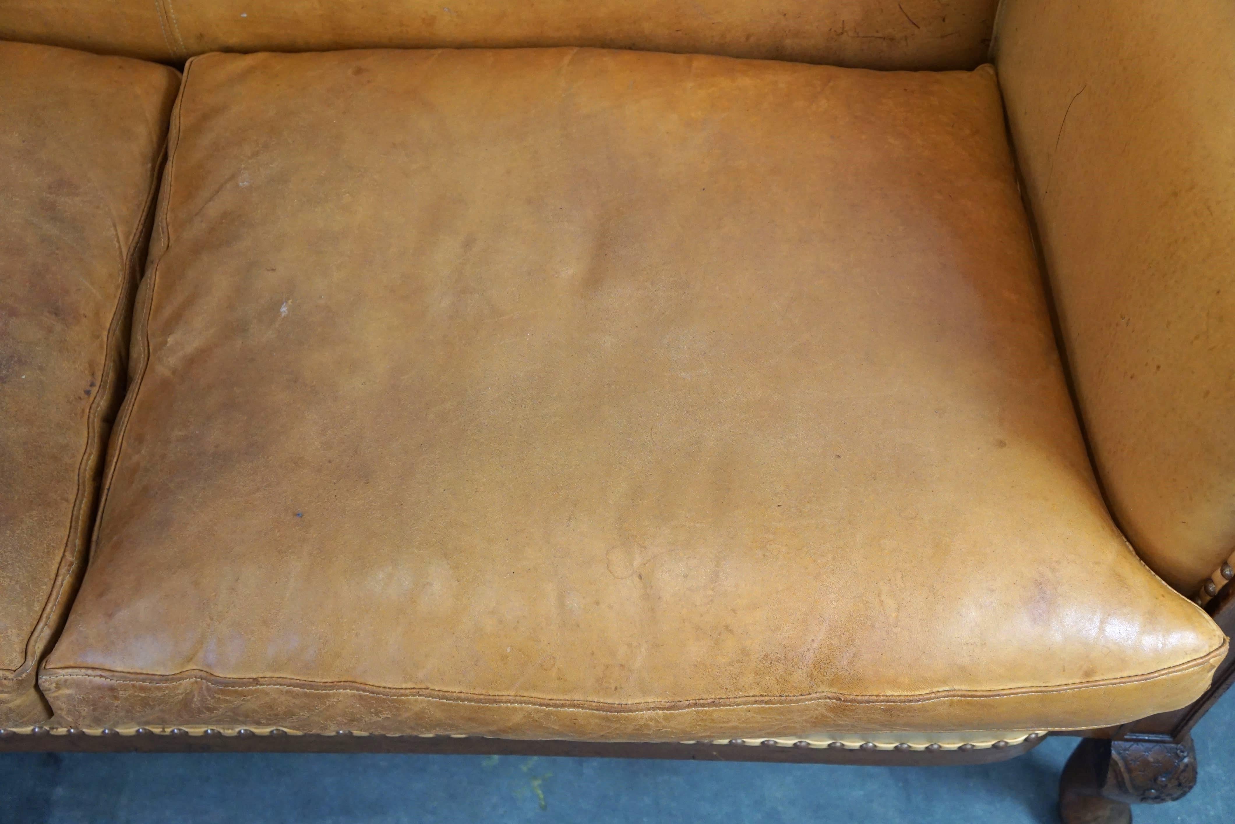 Ensemble ancien unique de 2 fauteuils club et d'un canapé en cuir couleur cognac en vente 1