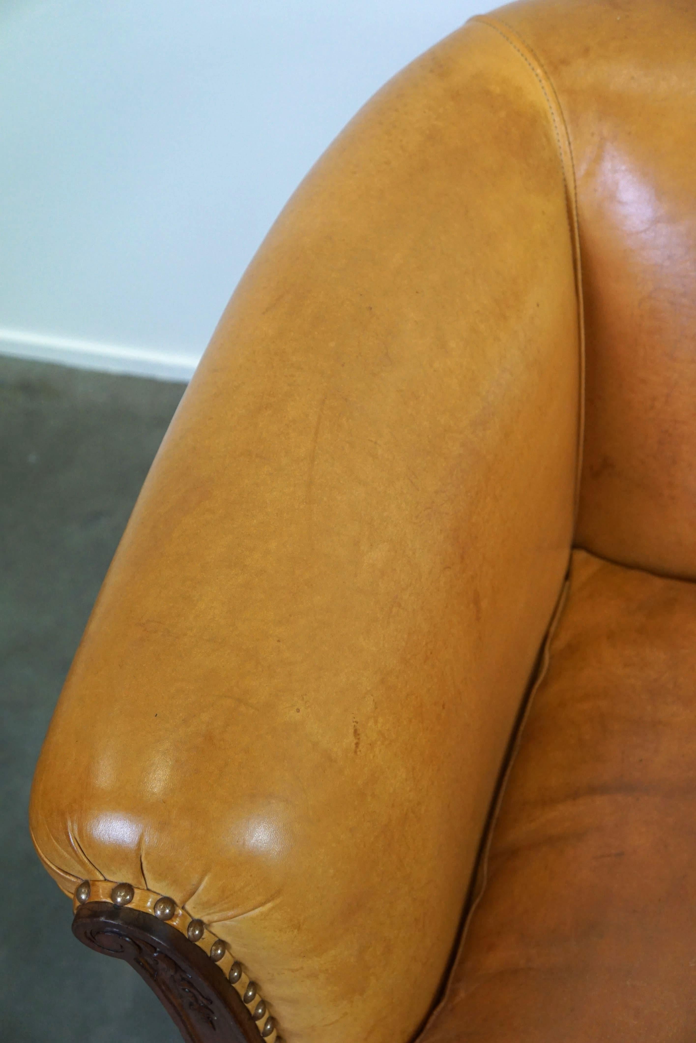 Ensemble ancien unique de 2 fauteuils club et d'un canapé en cuir couleur cognac en vente 2