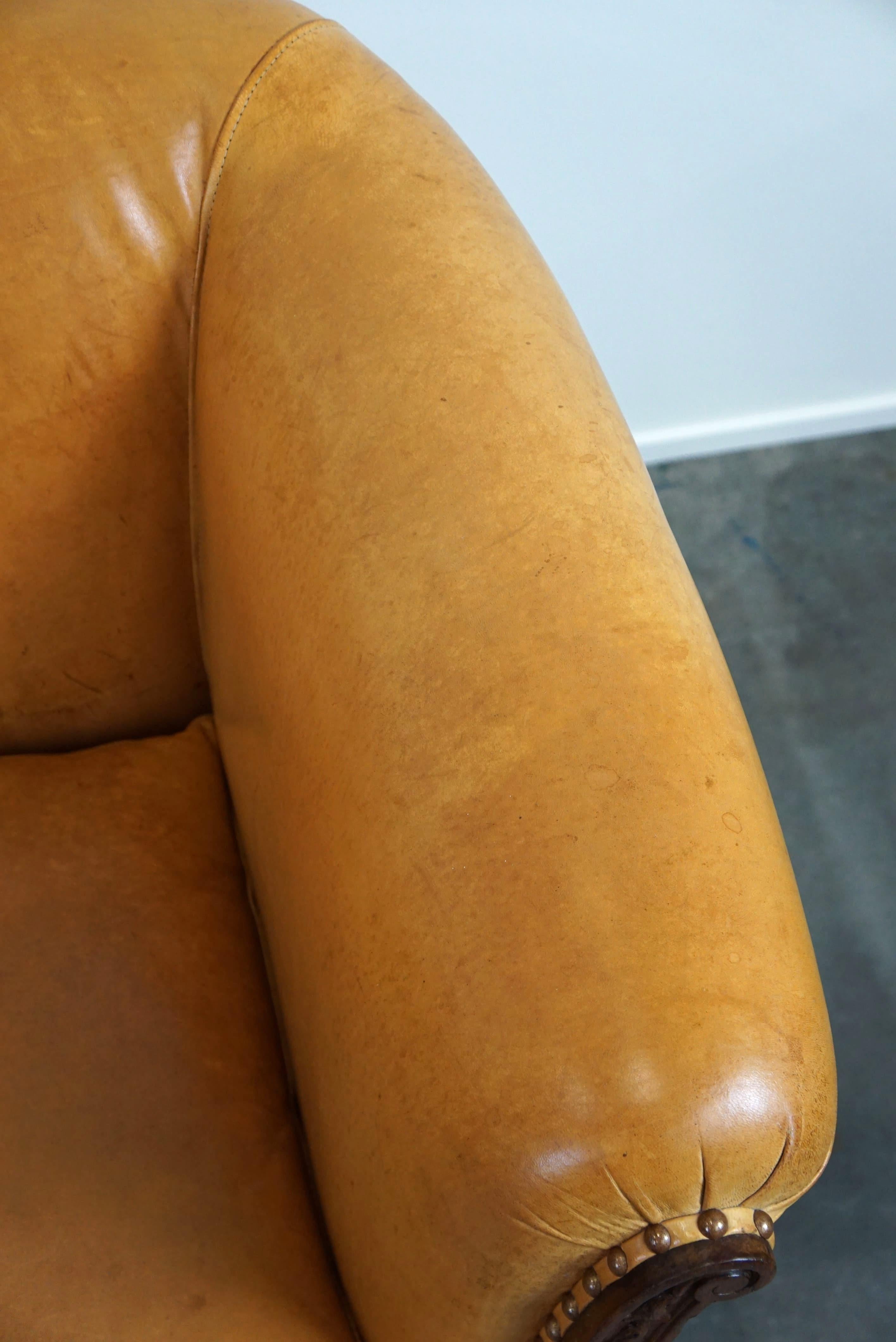 Ensemble ancien unique de 2 fauteuils club et d'un canapé en cuir couleur cognac en vente 3