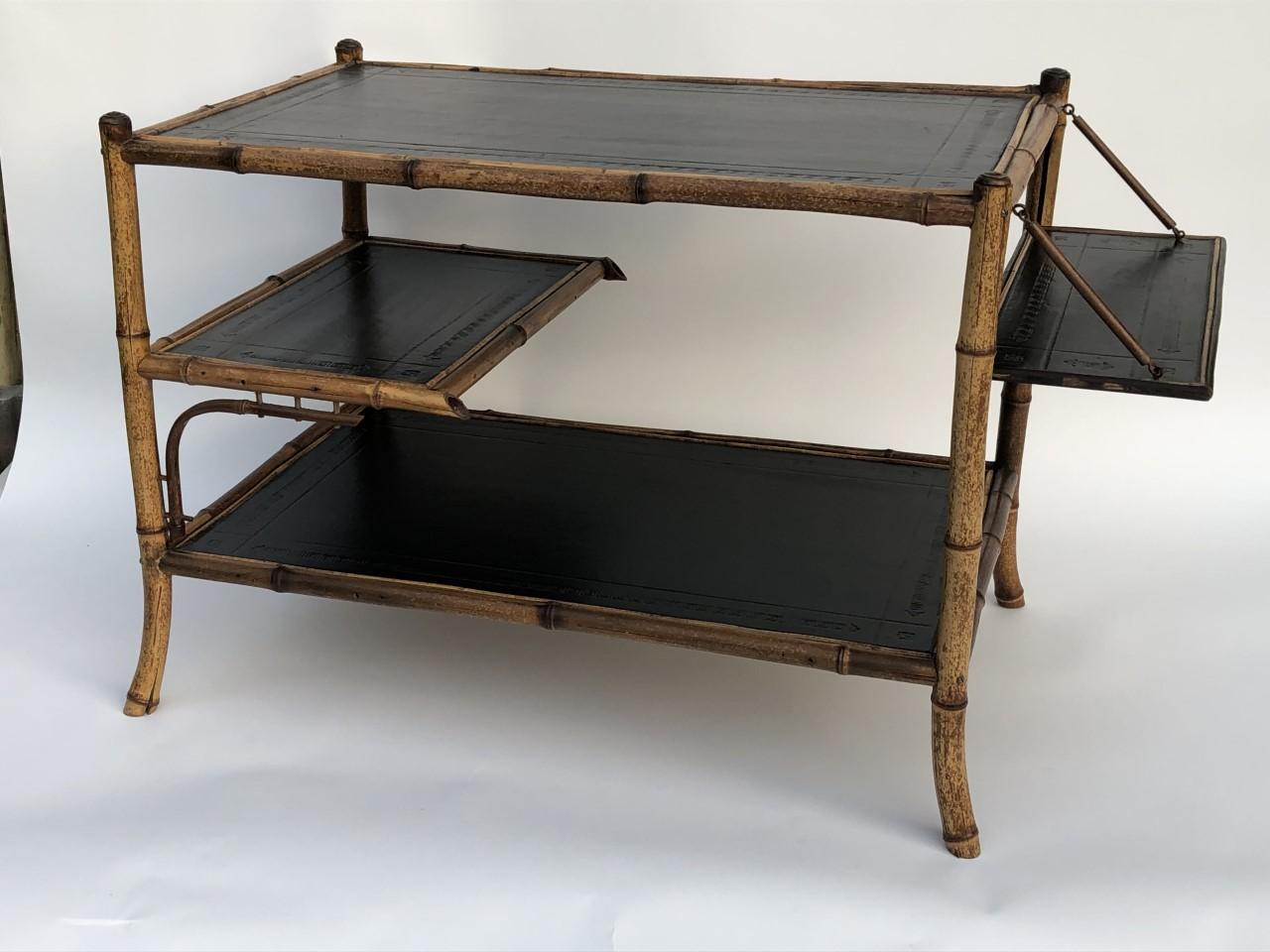 Table à trois étages en bambou du 19ème siècle avec plateau en cuir tolé d'Angleterre En stock en vente 1