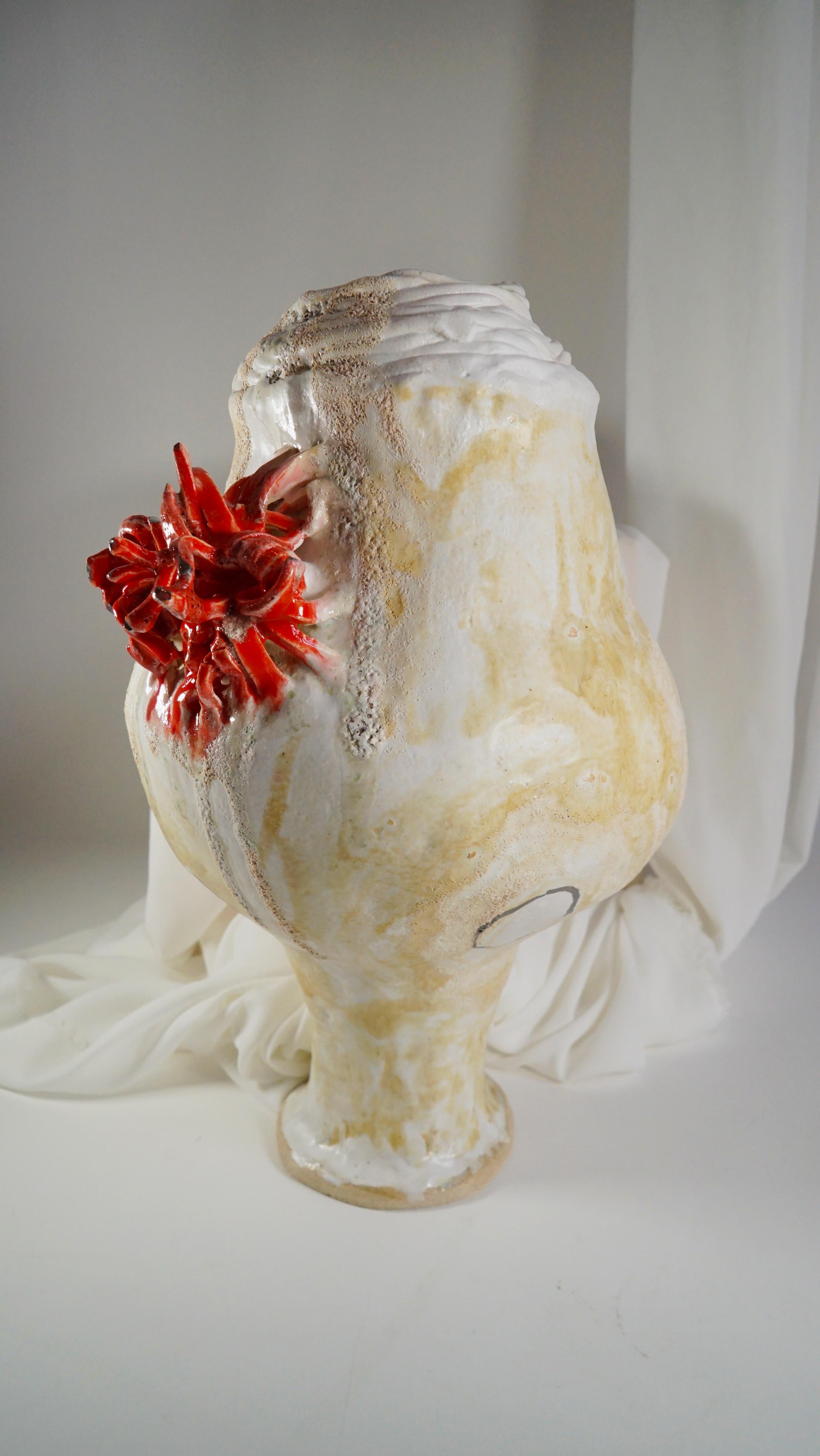 Vase festif unique Olé en beige par Hania Jneid
Pièce unique
Dimensions
D 25 cm H 345cm
Matériaux
Grès, glaçure, sous-glaçure, lustre argenté
Fabriqué et émaillé à la main par l'artiste


La Collection S est un hommage audacieux en céramique à