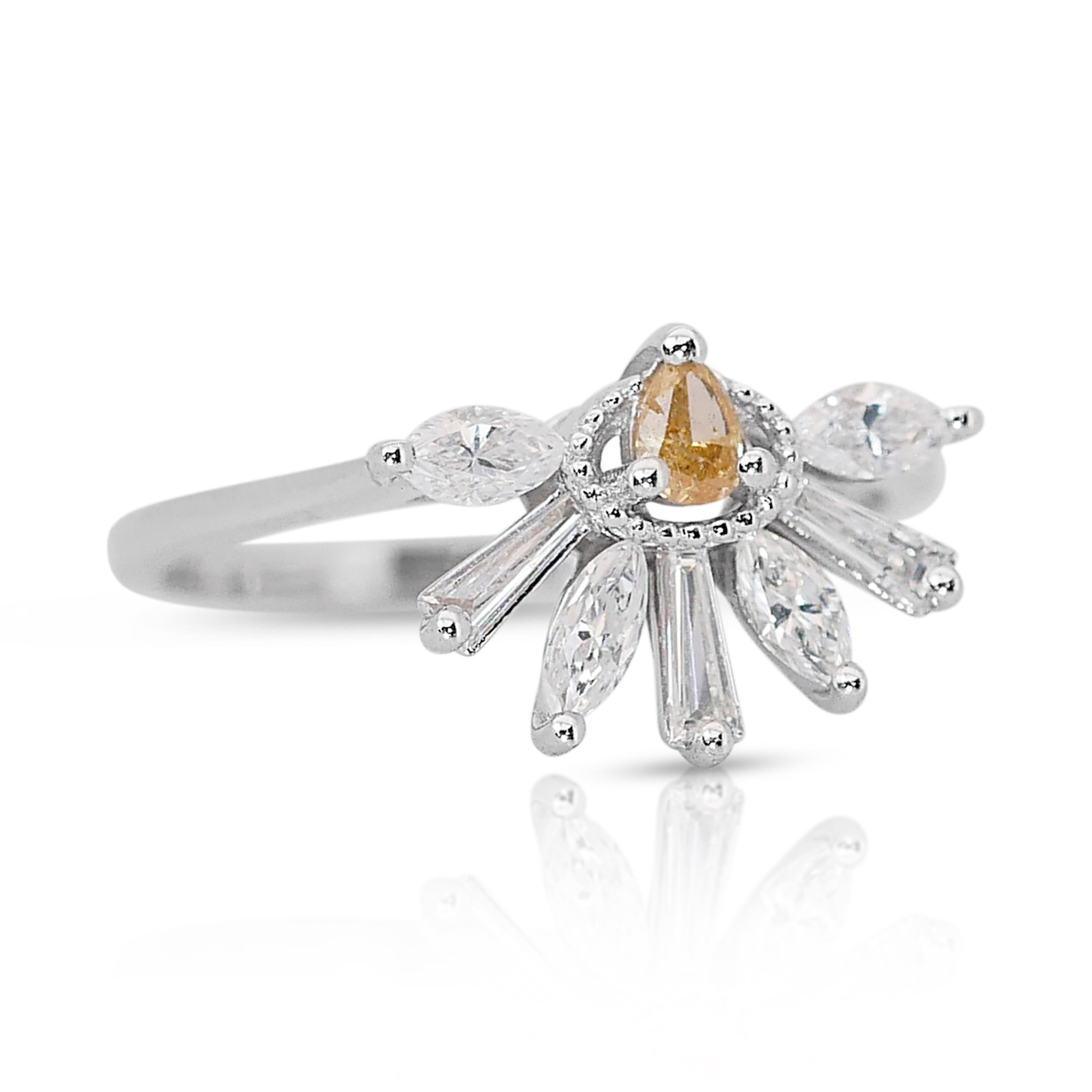 Einzigartiger und einzigartiger Ring im Art-Deco-Stil mit  0,77 ct Diamanten Fancy-Colored Ring in 18k Weißgold - IGI zertifiziert

Dieser exquisite Ring aus 18 Karat Weißgold ist mit einem leuchtenden, birnenförmigen Diamanten von 0,10 Karat