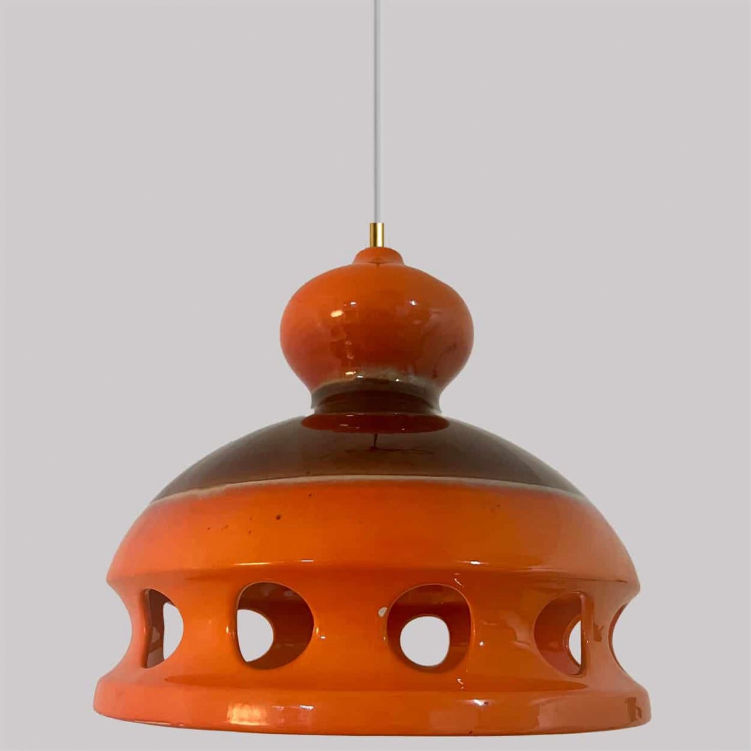Un ensemble de lampes suspendues en céramique, spectaculaires et élégantes, fabriquées en Allemagne de l'Ouest vers les années 1970. Les lampes sont fabriquées en céramique émaillée orange et marron et émaillées dans le style 