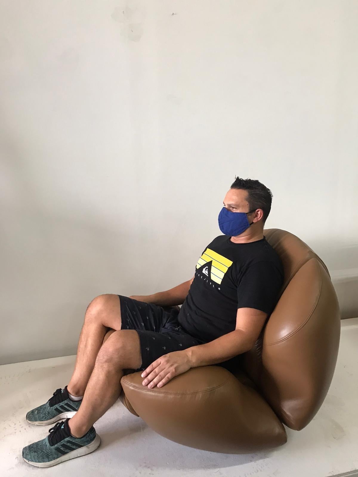 Einzigartiger organischer italienischer Leder-Loungesessel von Comfortline (Moderne der Mitte des Jahrhunderts) im Angebot