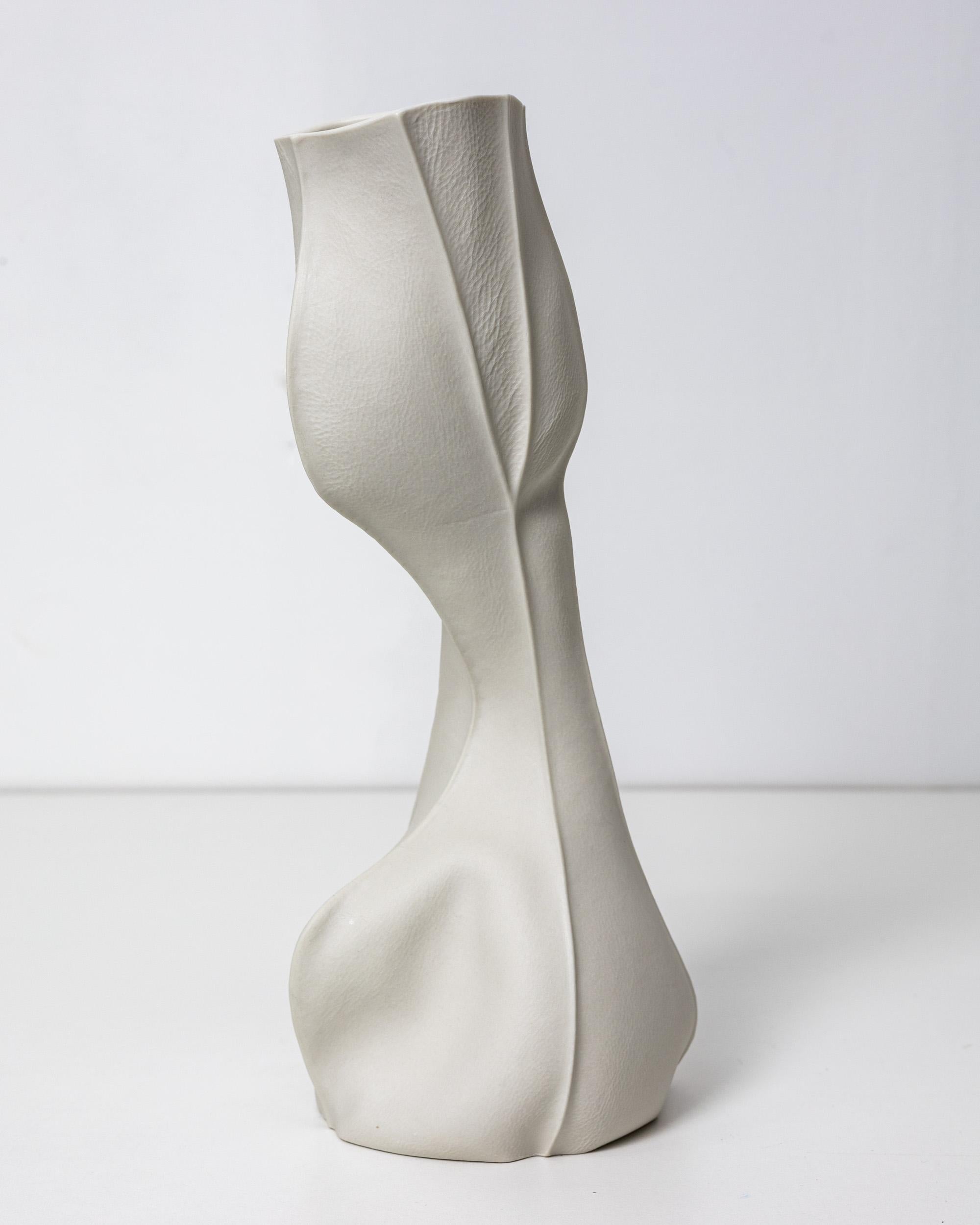 Vase Kawa 20

Grand vase en céramique blanche avec surface extérieure texturée en porcelaine brute et intérieur émaillé transparent. En raison du processus de production, chaque article est unique.

Les vases sont étanches et peuvent contenir de