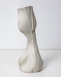 Whiting Vase 20, Vase en porcelaine organique blanche, design abstrait sculptural en céramique