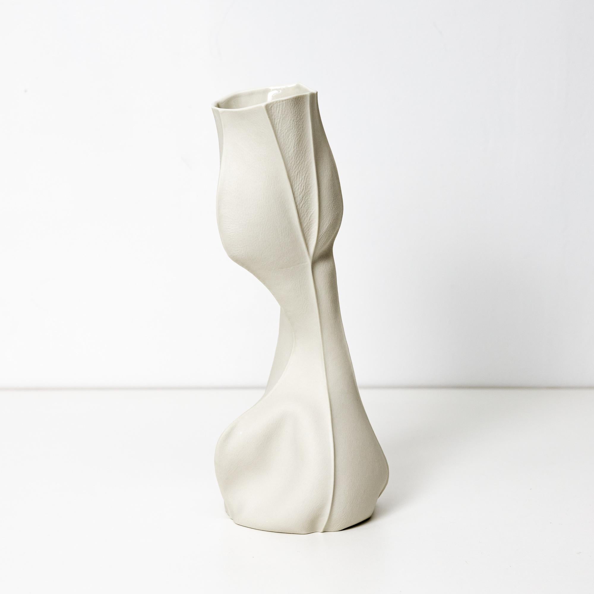 Moderne Whiting Vase 20, Vase en porcelaine organique blanche, design abstrait sculptural en céramique en vente