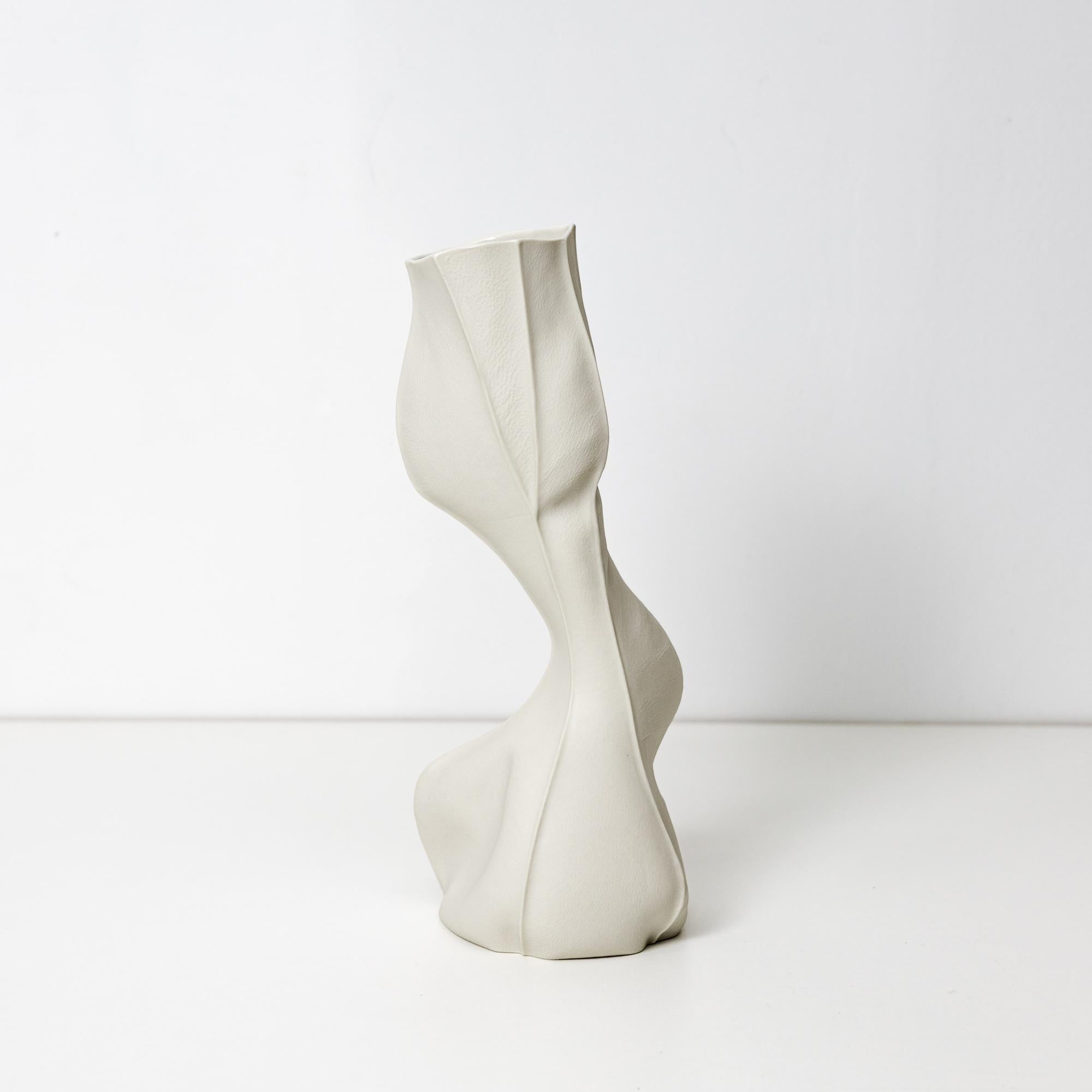 Américain Whiting Vase 20, Vase en porcelaine organique blanche, design abstrait sculptural en céramique en vente