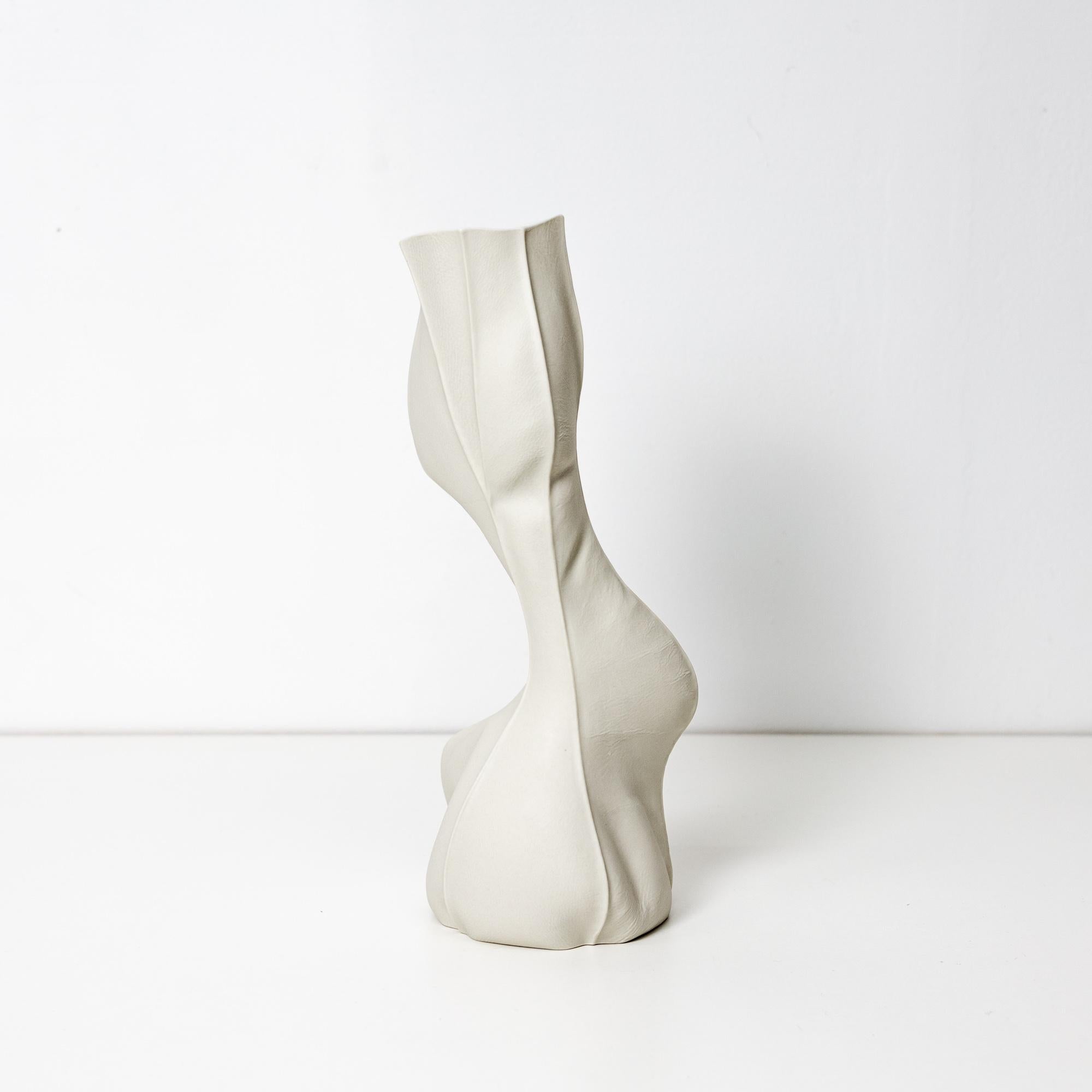 Fait main Whiting Vase 20, Vase en porcelaine organique blanche, design abstrait sculptural en céramique en vente