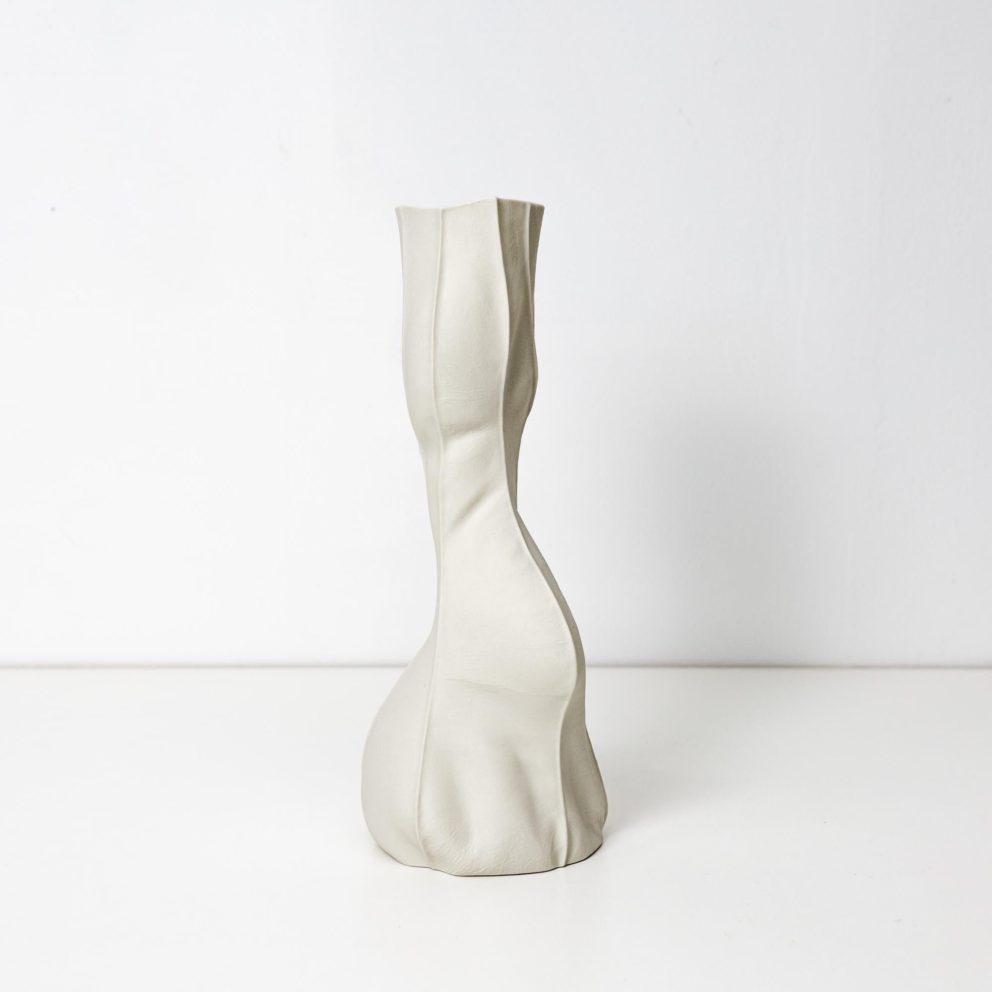 Whiting Vase 20, Vase en porcelaine organique blanche, design abstrait sculptural en céramique Neuf - En vente à Brooklyn, NY