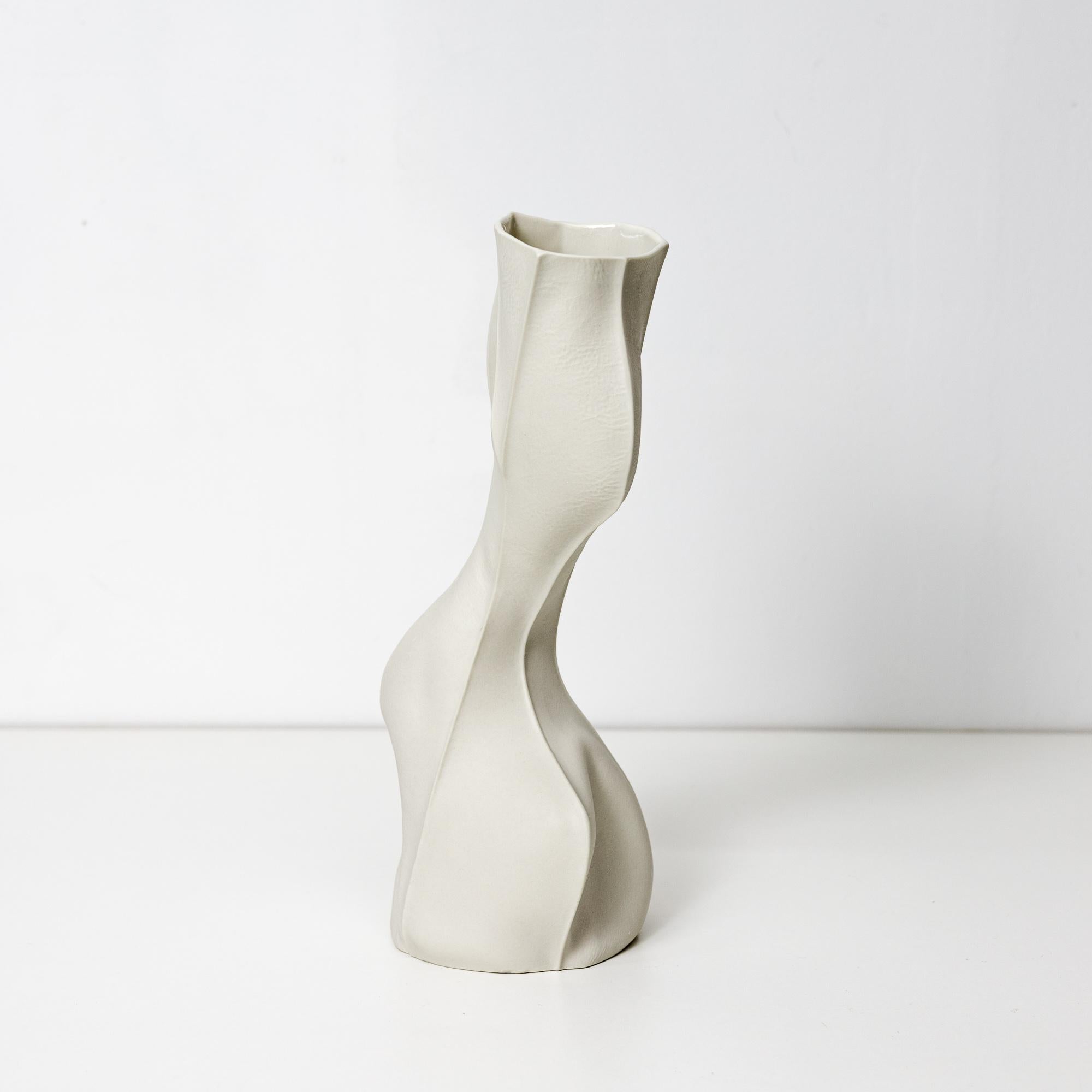 XXIe siècle et contemporain Whiting Vase 20, Vase en porcelaine organique blanche, design abstrait sculptural en céramique en vente