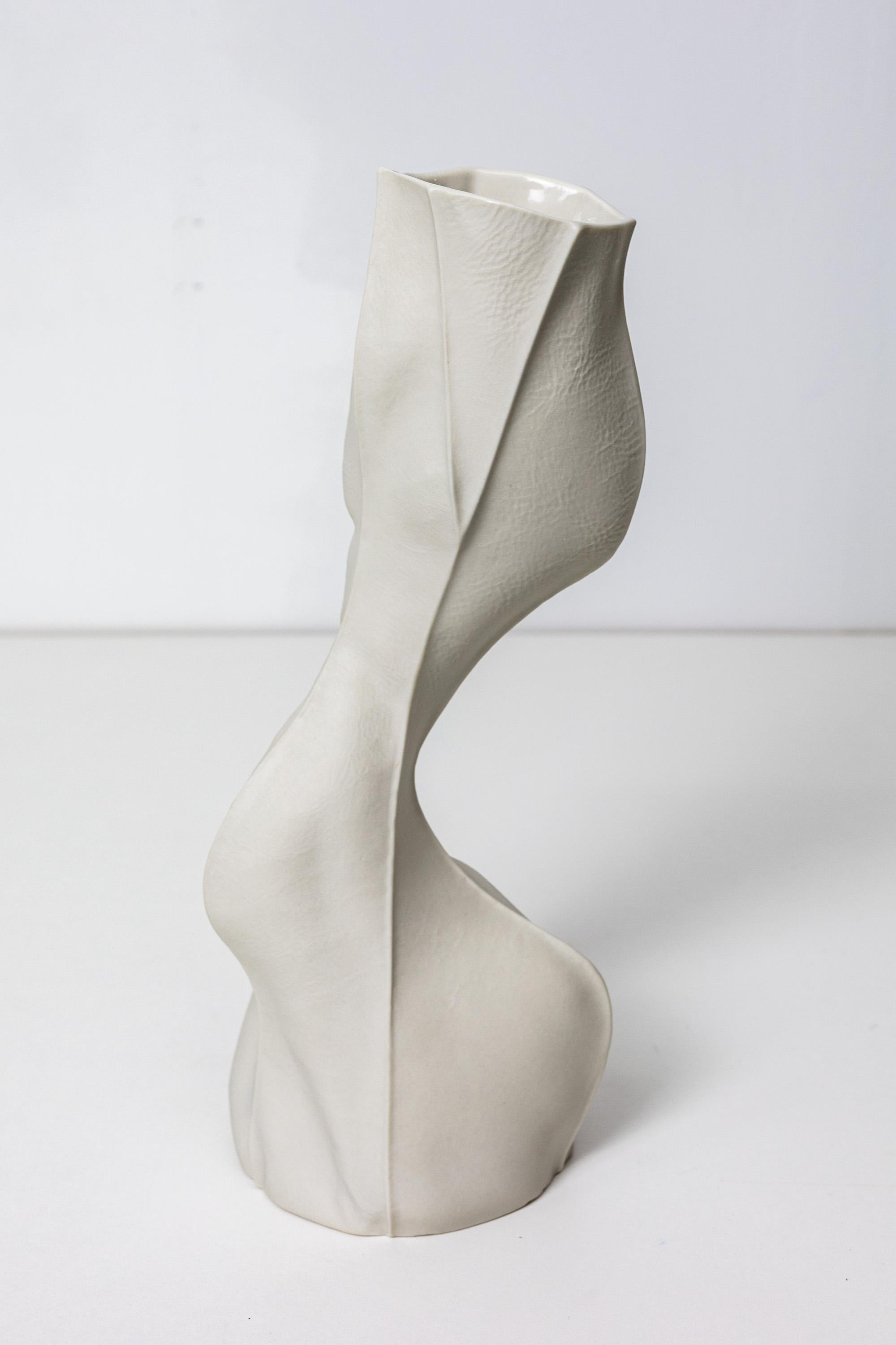 Céramique Whiting Vase 20, Vase en porcelaine organique blanche, design abstrait sculptural en céramique en vente