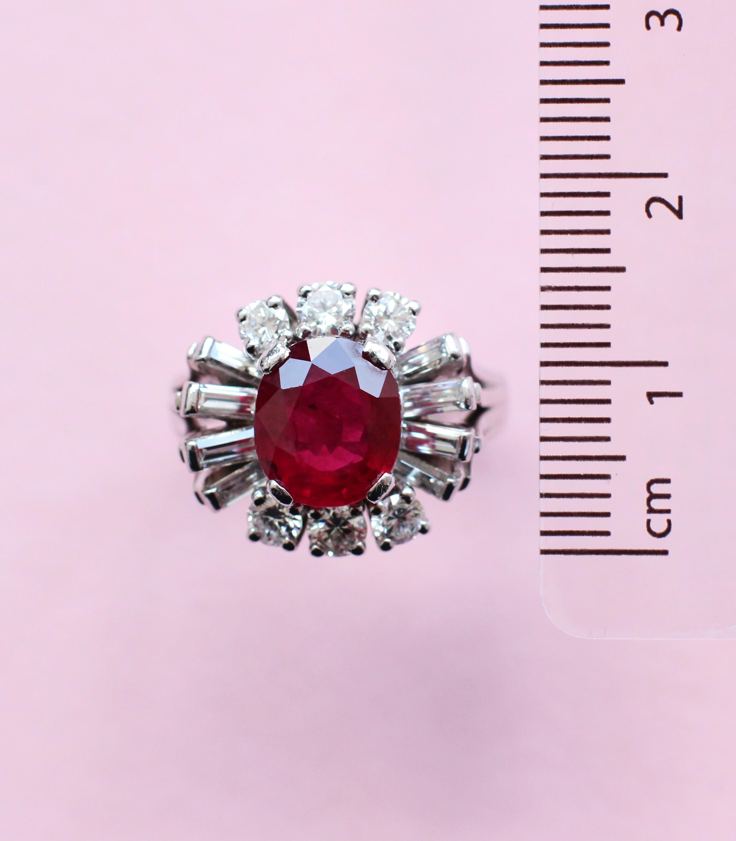 Questo anello in oro bianco unico nel suo genere riunisce un invitante rubino cabochon e diamanti bianchi tondi e brillanti in un design intricato e grazioso. La pietra centrale, appositamente selezionata dal caveau di Haruni, è un rubino ovale