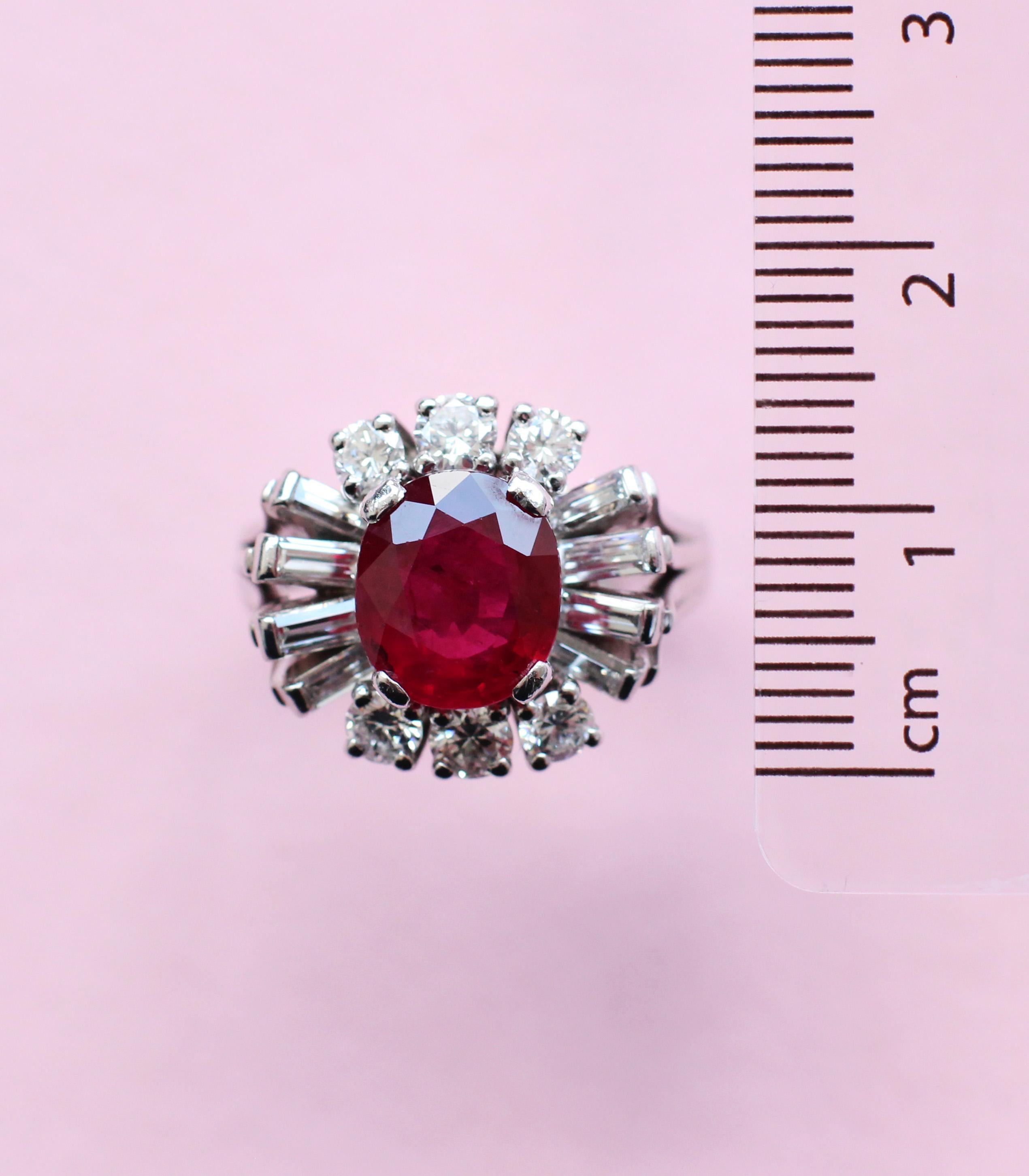 Cette bague en or blanc unique en son genre réunit un rubis cabochon invitant et des diamants blancs ronds et brillants dans un design à la fois complexe et gracieux. La pierre centrale, spécialement sélectionnée dans la voûte de Haruni, est un