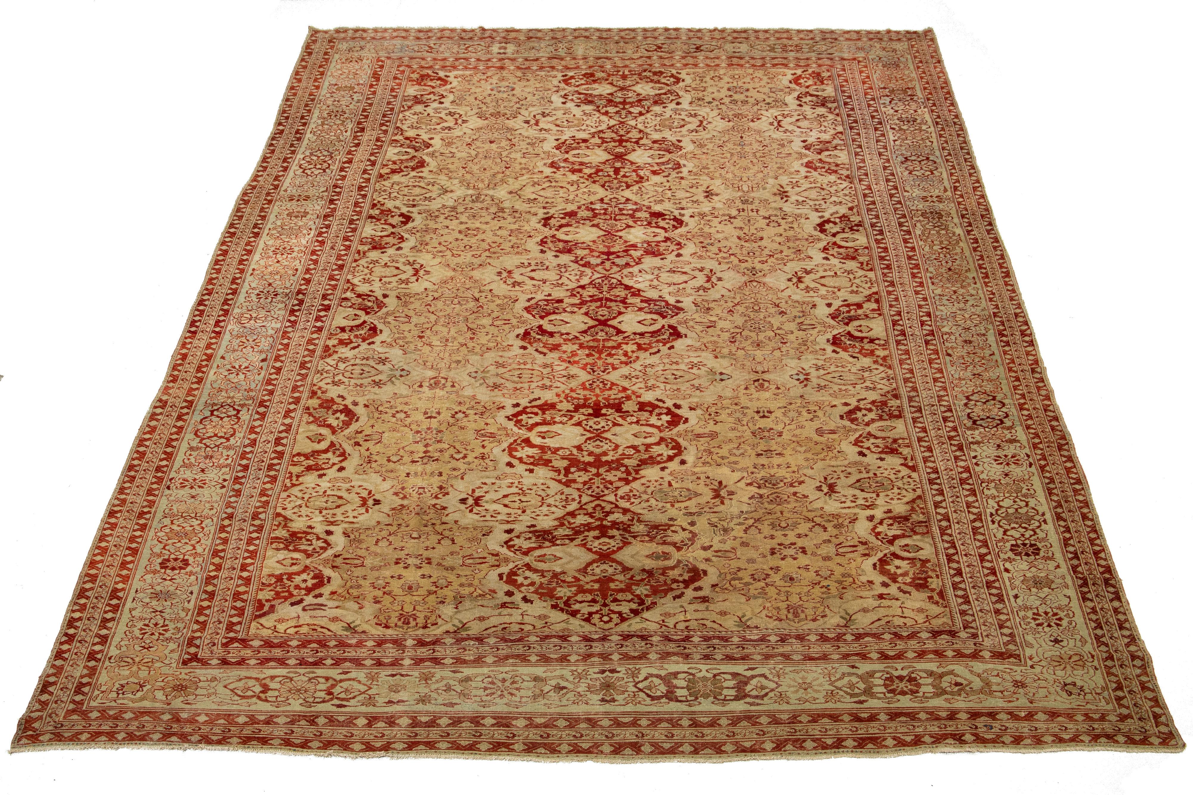 Dieser antike, übergroße Sultanabad-Teppich aus den 1870er Jahren ist ein einzigartiger, handgeknüpfter Wollteppich und zeugt von zeitloser Handwerkskunst. Er zieht in jedem Raum die Blicke auf sich, mit einem atemberaubenden khaki-braunen Feld, das