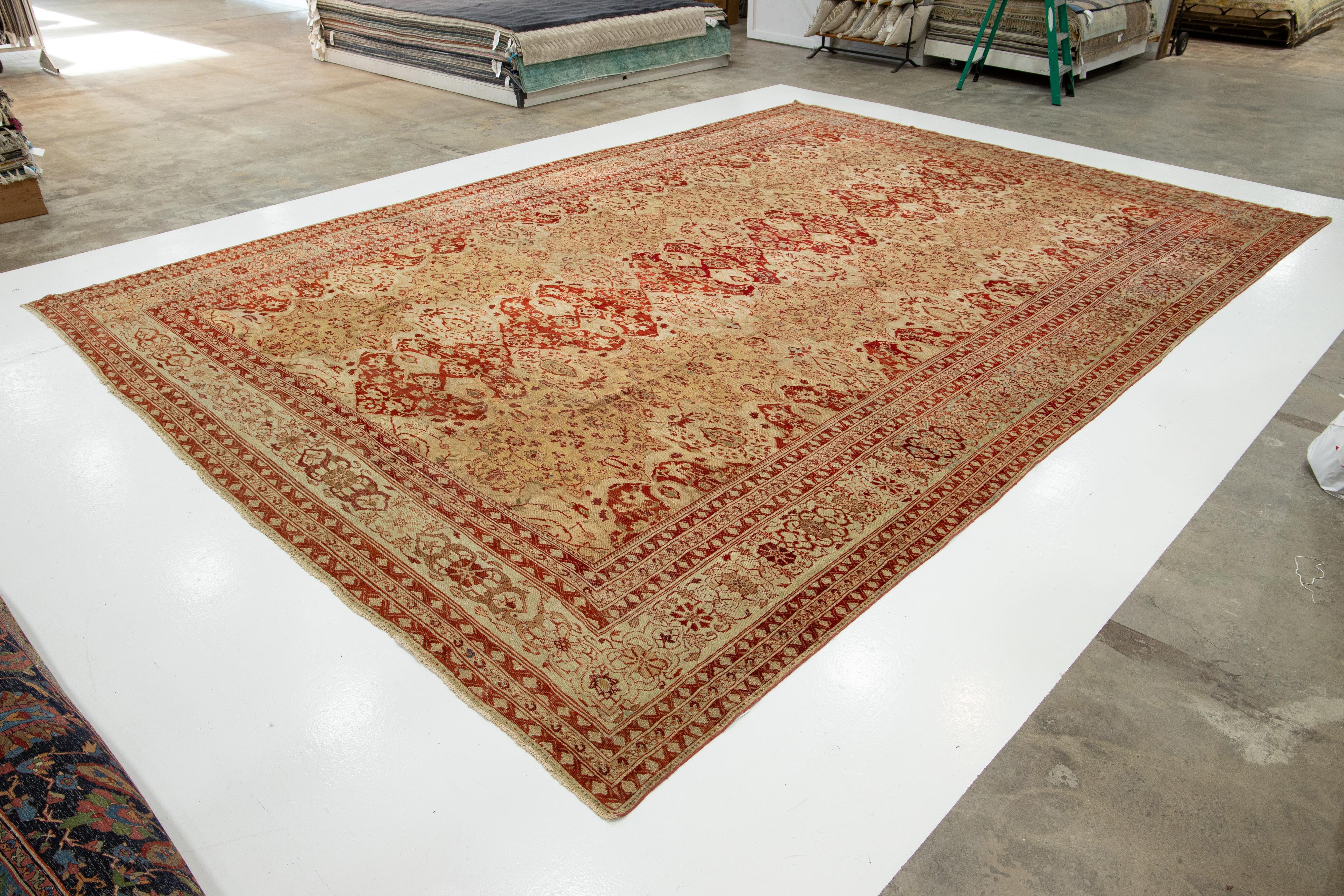 Einzigartiger übergroßer antiker persischer Sultanabad-Teppich aus brauner Wolle in Hellbraun mit Mittelteil-Design (Persisch) im Angebot